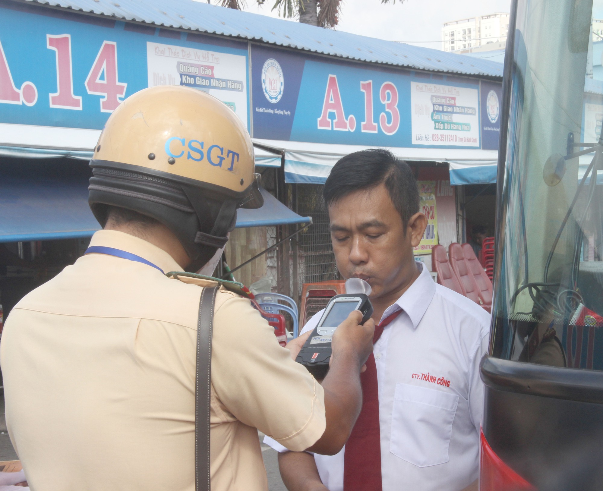 TP.HCM: CSGT vào Bến xe Miền Đông kiểm tra nồng độ cồn, test ma tuý tài xế xe khách - Ảnh 4.