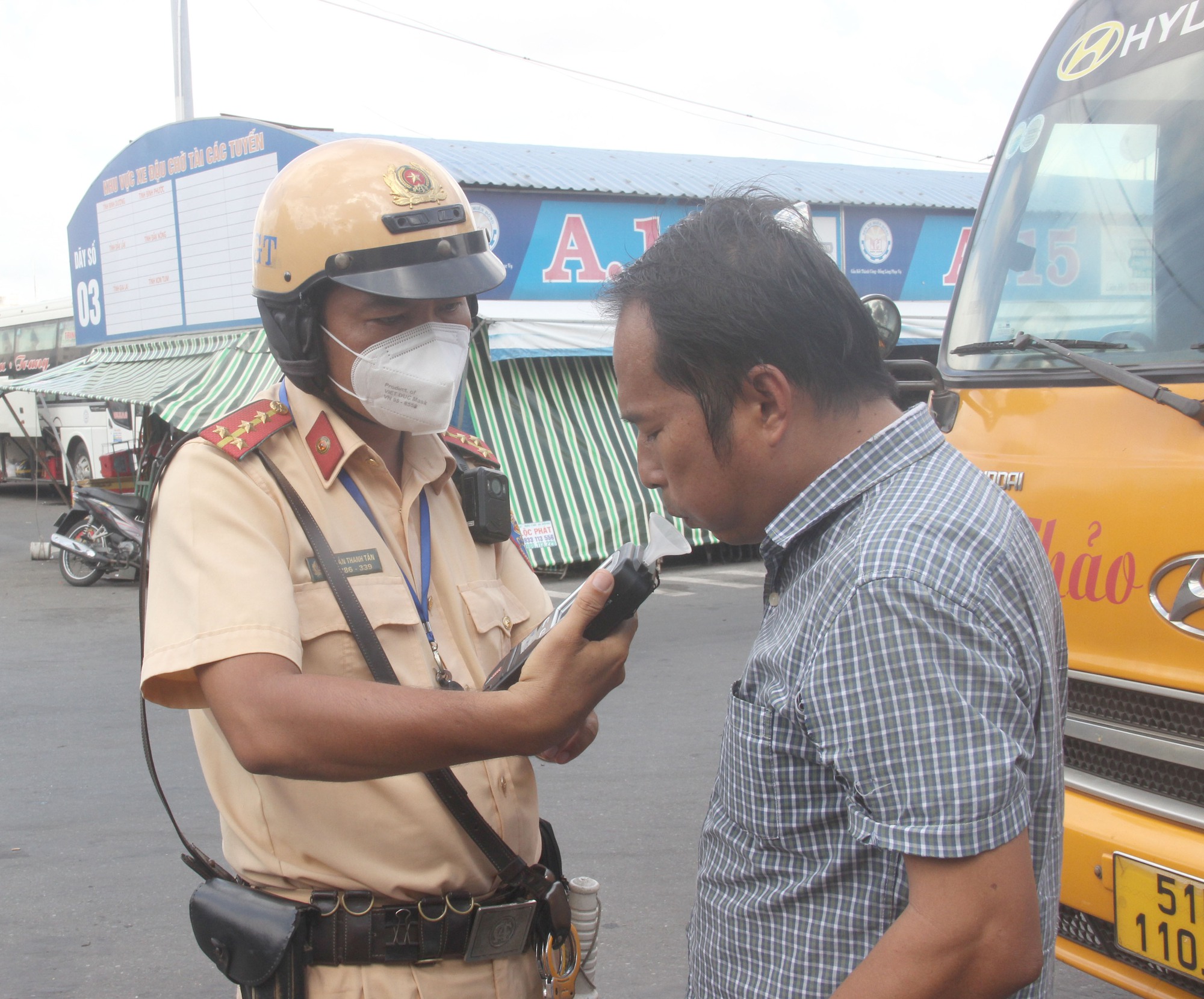 TP.HCM: CSGT vào Bến xe Miền Đông kiểm tra nồng độ cồn, test ma tuý tài xế xe khách - Ảnh 5.