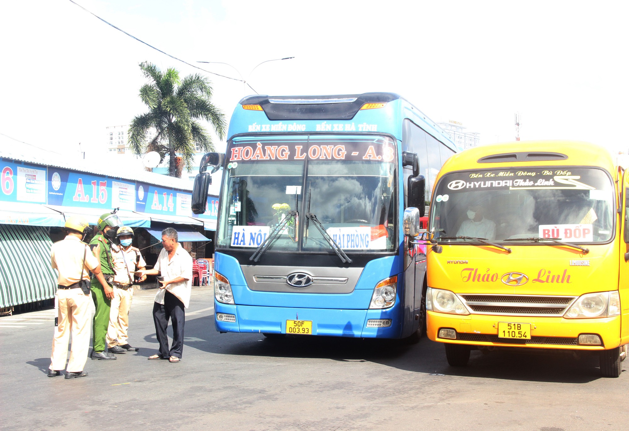 TP.HCM: CSGT vào Bến xe Miền Đông kiểm tra nồng độ cồn, test ma tuý tài xế xe khách - Ảnh 2.