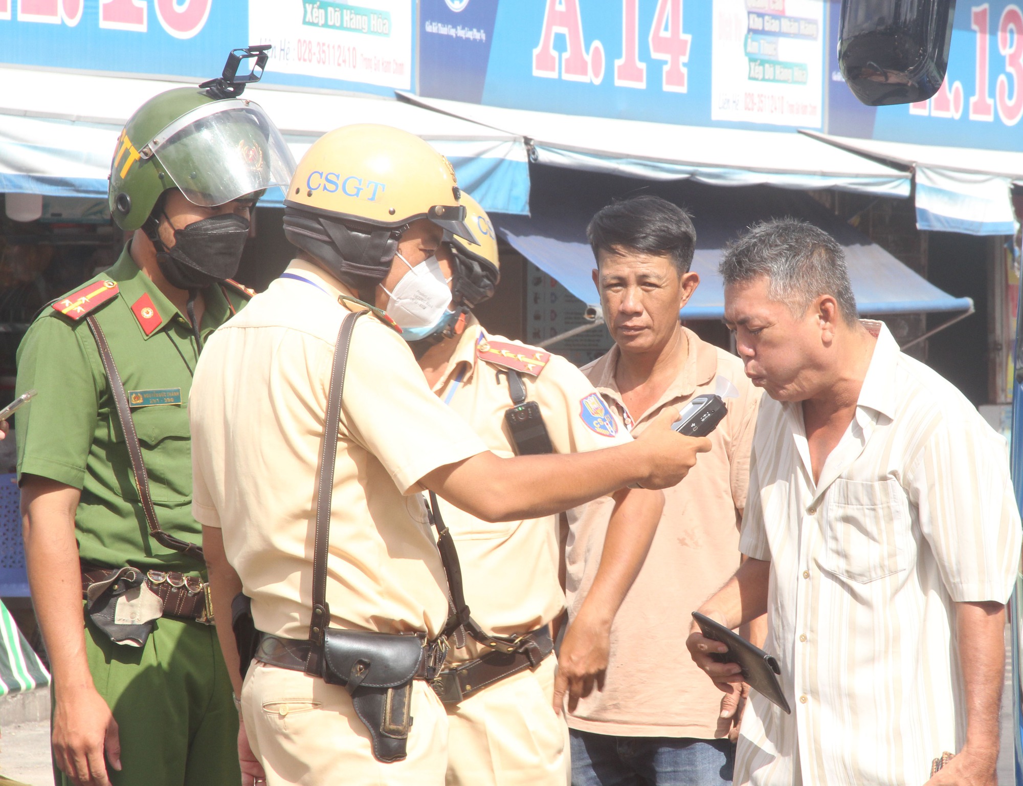 TP.HCM: CSGT vào Bến xe Miền Đông kiểm tra nồng độ cồn, test ma tuý tài xế xe khách - Ảnh 8.