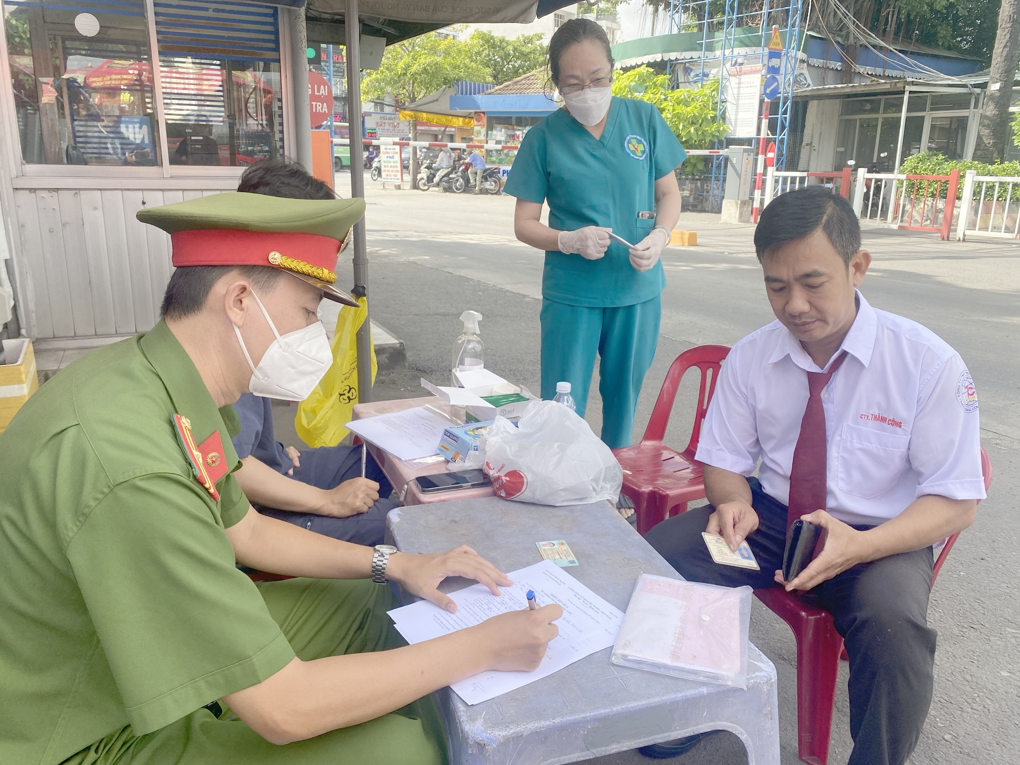 TP.HCM: CSGT vào Bến xe Miền Đông kiểm tra nồng độ cồn, test ma tuý tài xế xe khách - Ảnh 7.