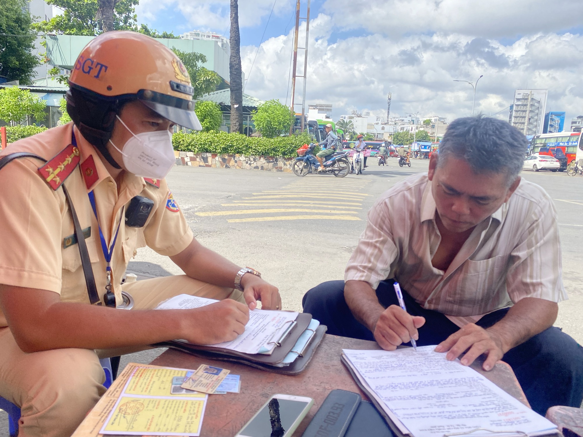 TP.HCM: CSGT vào Bến xe Miền Đông kiểm tra nồng độ cồn, test ma tuý tài xế xe khách - Ảnh 10.