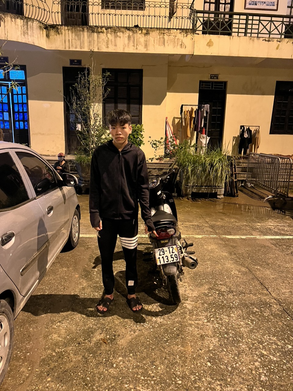 Hà Nội: Truy hình ảnh xử lý 2 "quái xế" tháo biển số xe máy bốc đầu biểu diễn dọc QL6 - Ảnh 2.