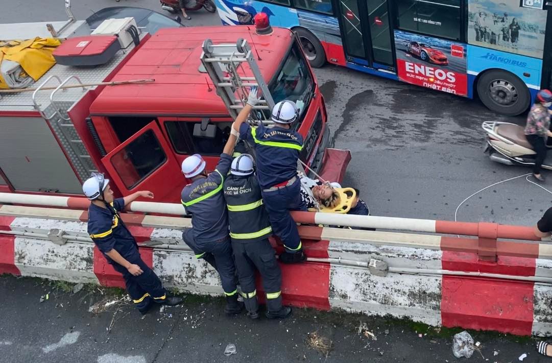 Hà Nội: Cứu hộ nạn nhân TNGT ngã từ cầu Chương Dương xuống đường Trần Nhật Duật - Ảnh 1.