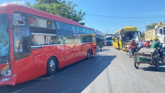 TNGT liên hoàn giữa 3 xe khách trên QL1 ở Phú Yên, hành khách đập kính thoát thân - Ảnh 1.