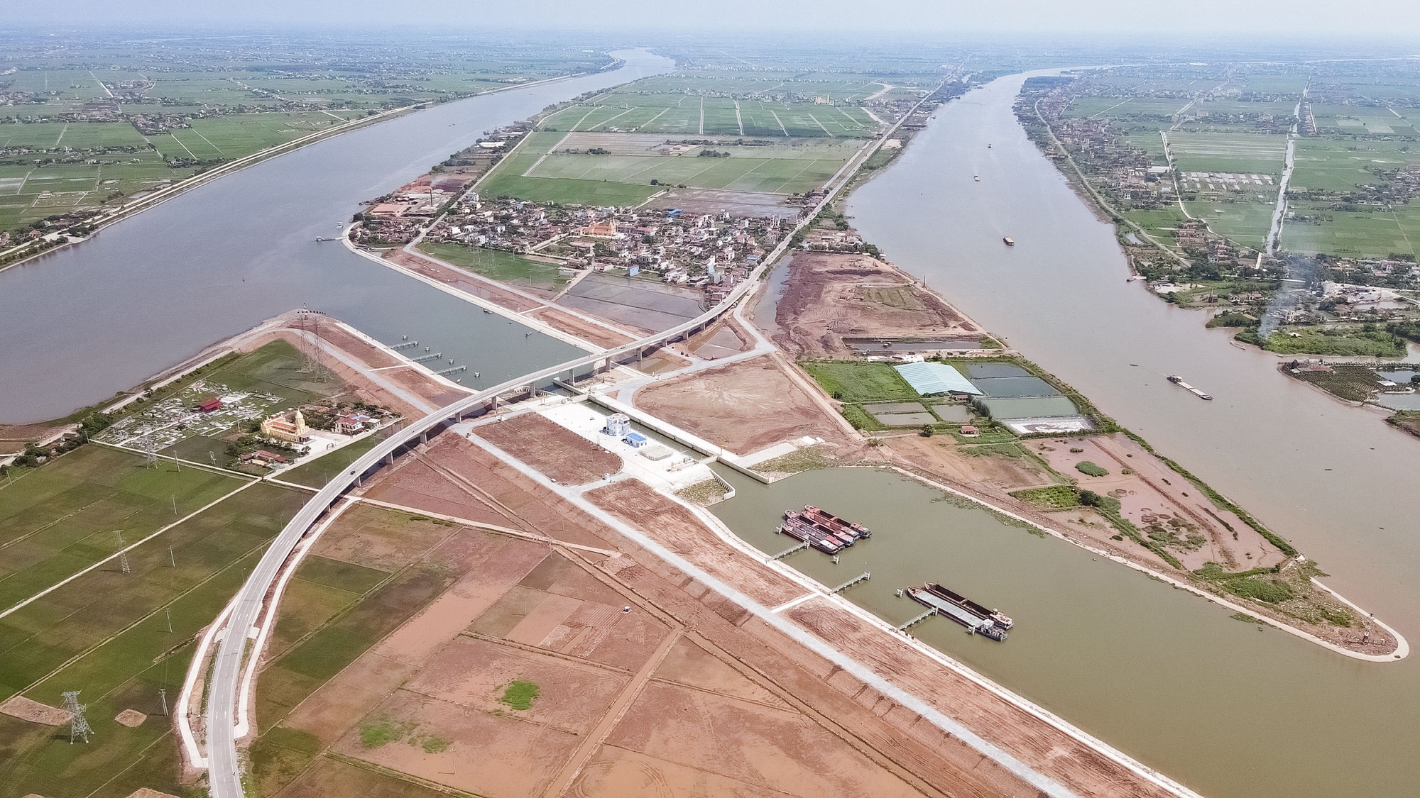 Đột phá phát triển hạ tầng giao thông hiện thực hóa Nghị quyết Đại hội Đảng XIII - Ảnh 1.