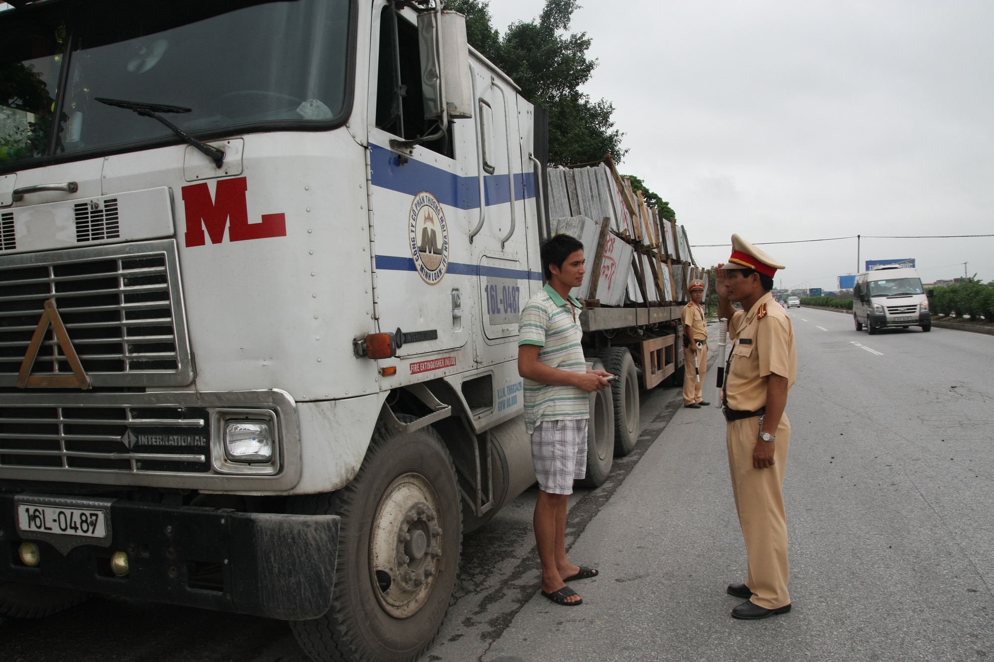 Xe chở container dài trên 20m có phải là hàng siêu trường không? - Ảnh 2.