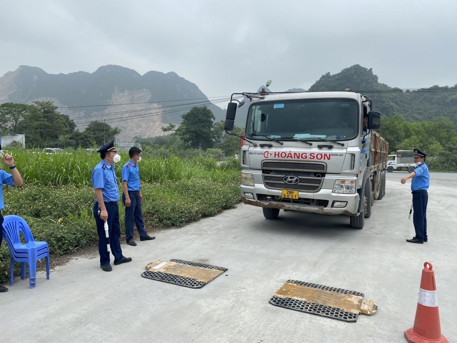 Hòa Bình: Nhiều khó khăn trong kiểm soát tải trọng xe - Ảnh 1. Hòa Bình: Nhiều khó khăn trong kiểm soát tải trọng xe - Ảnh 1.
