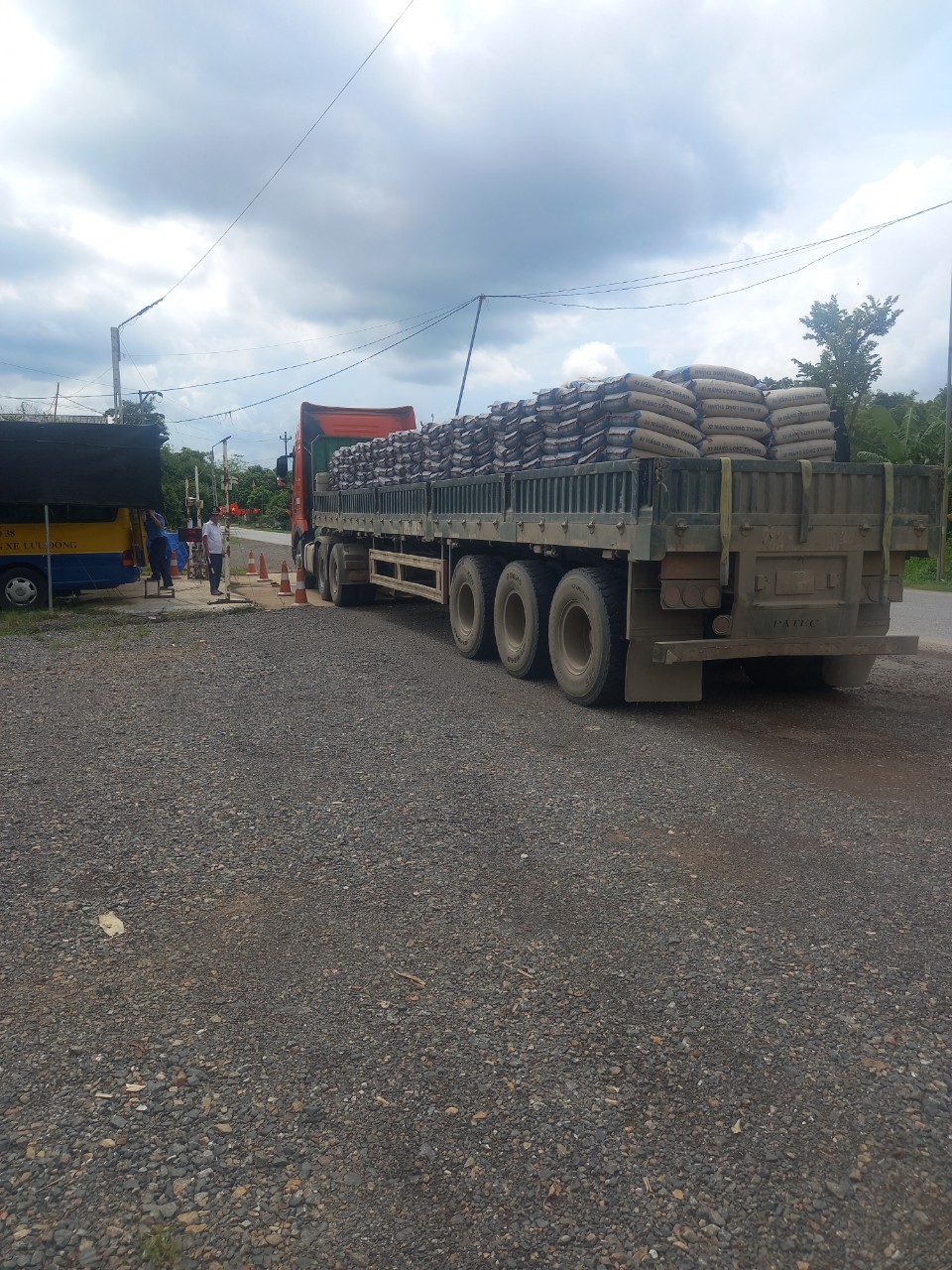 Hòa Bình: Nhiều khó khăn trong kiểm soát tải trọng xe - Ảnh 3. Hòa Bình: Nhiều khó khăn trong kiểm soát tải trọng xe - Ảnh 3.