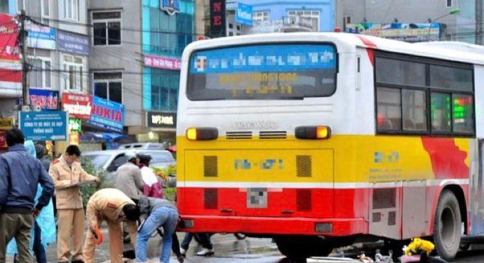 Hà Nội: Cảnh sát điều tra vụ cụ bà tử vong liên quan đến xe bus - Ảnh 1.