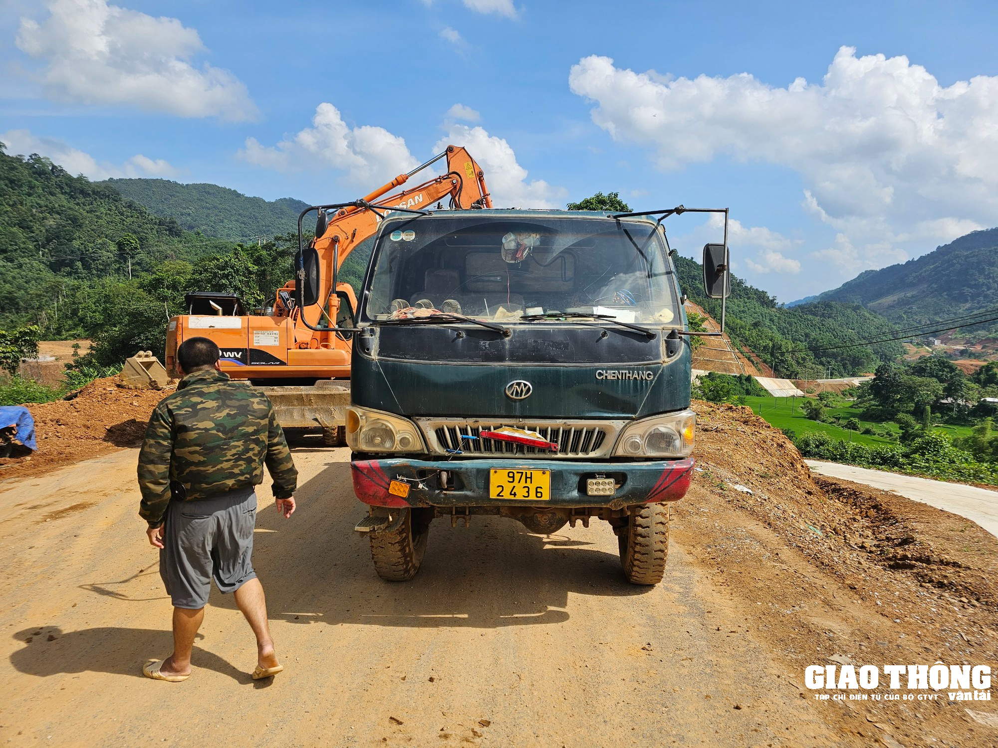 Xe hết hạn đăng kiểm, che biển số phục vụ công trình giao thông trọng điểm ở Bắc Kạn  - Ảnh 1.
