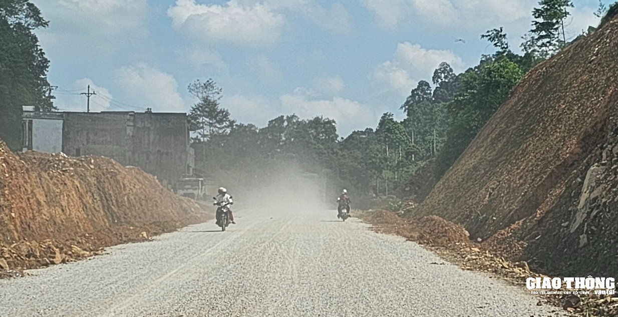 Xe hết hạn đăng kiểm, che biển số phục vụ công trình giao thông trọng điểm ở Bắc Kạn  - Ảnh 4.