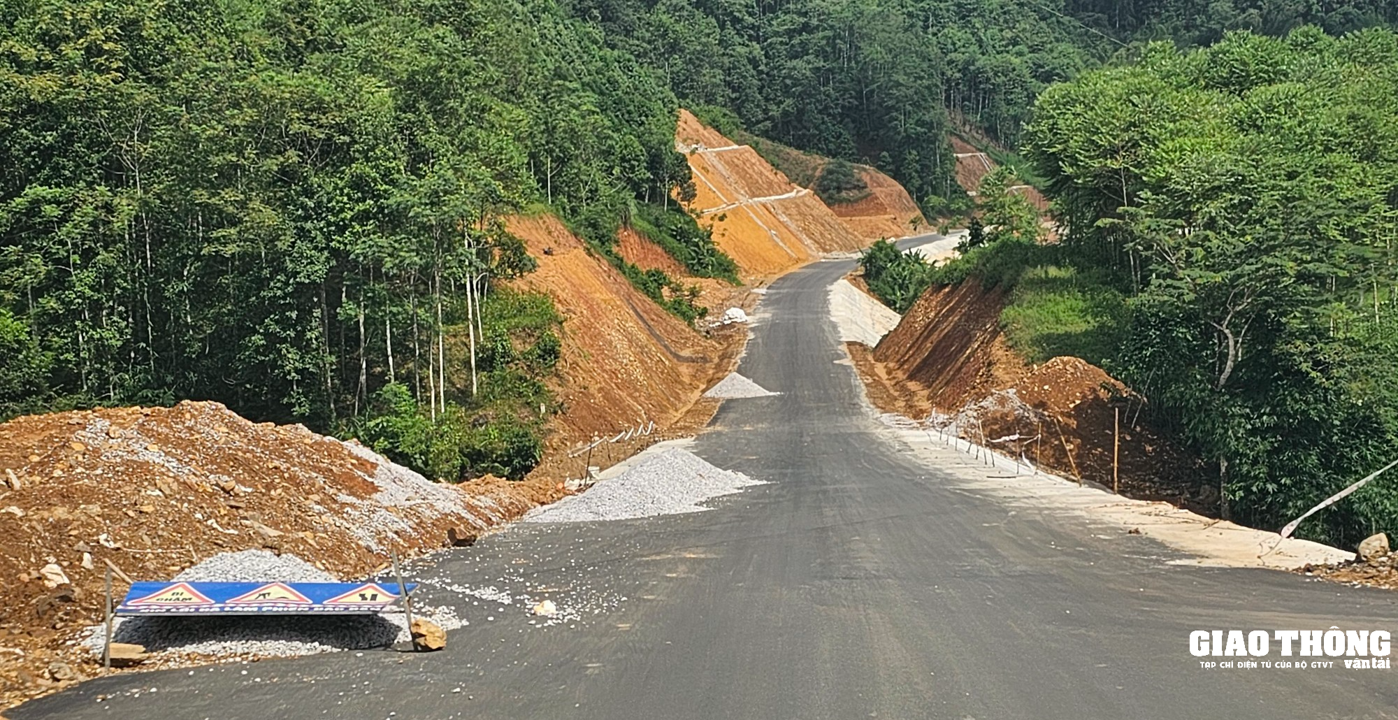 Xe hết hạn đăng kiểm, che biển số phục vụ công trình giao thông trọng điểm ở Bắc Kạn  - Ảnh 7.