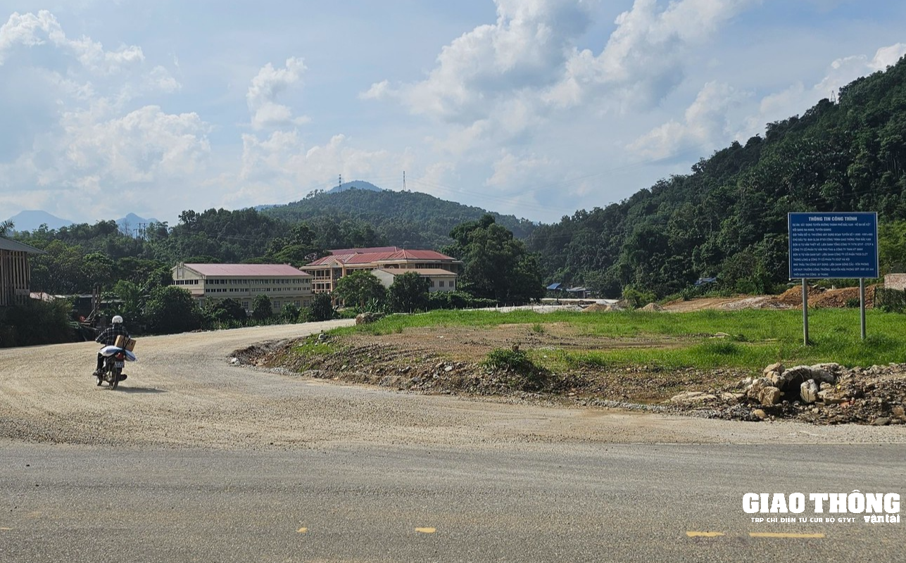 Xe hết hạn đăng kiểm, che biển số phục vụ công trình giao thông trọng điểm ở Bắc Kạn  - Ảnh 6.