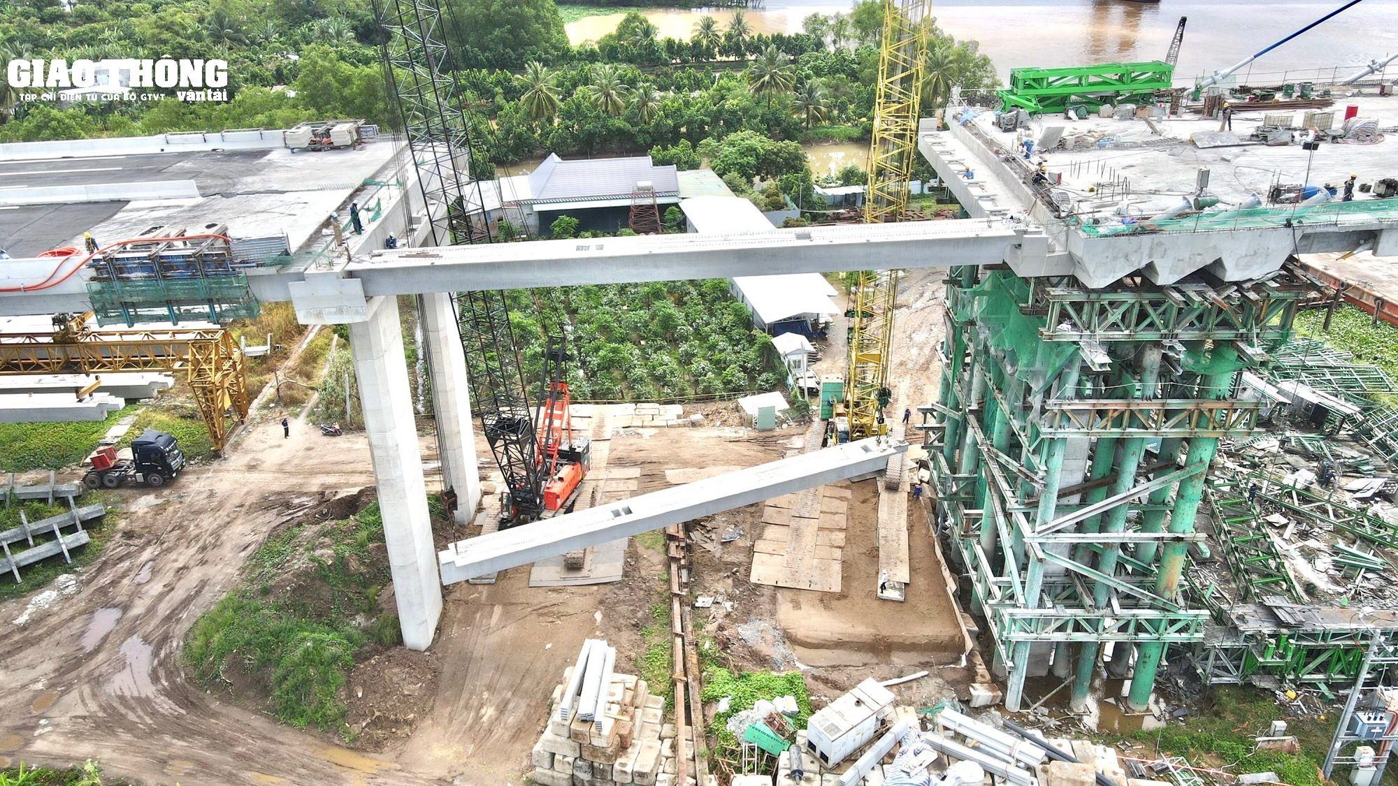 Xem nhà thầu thi công nối cầu Mỹ Thuận 2 vào bờ tiền Giang - Ảnh 2.