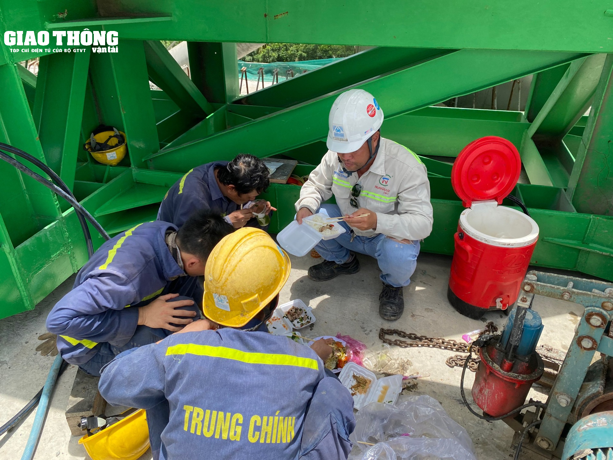 Xem nhà thầu thi công nối cầu Mỹ Thuận 2 vào bờ tiền Giang - Ảnh 10.