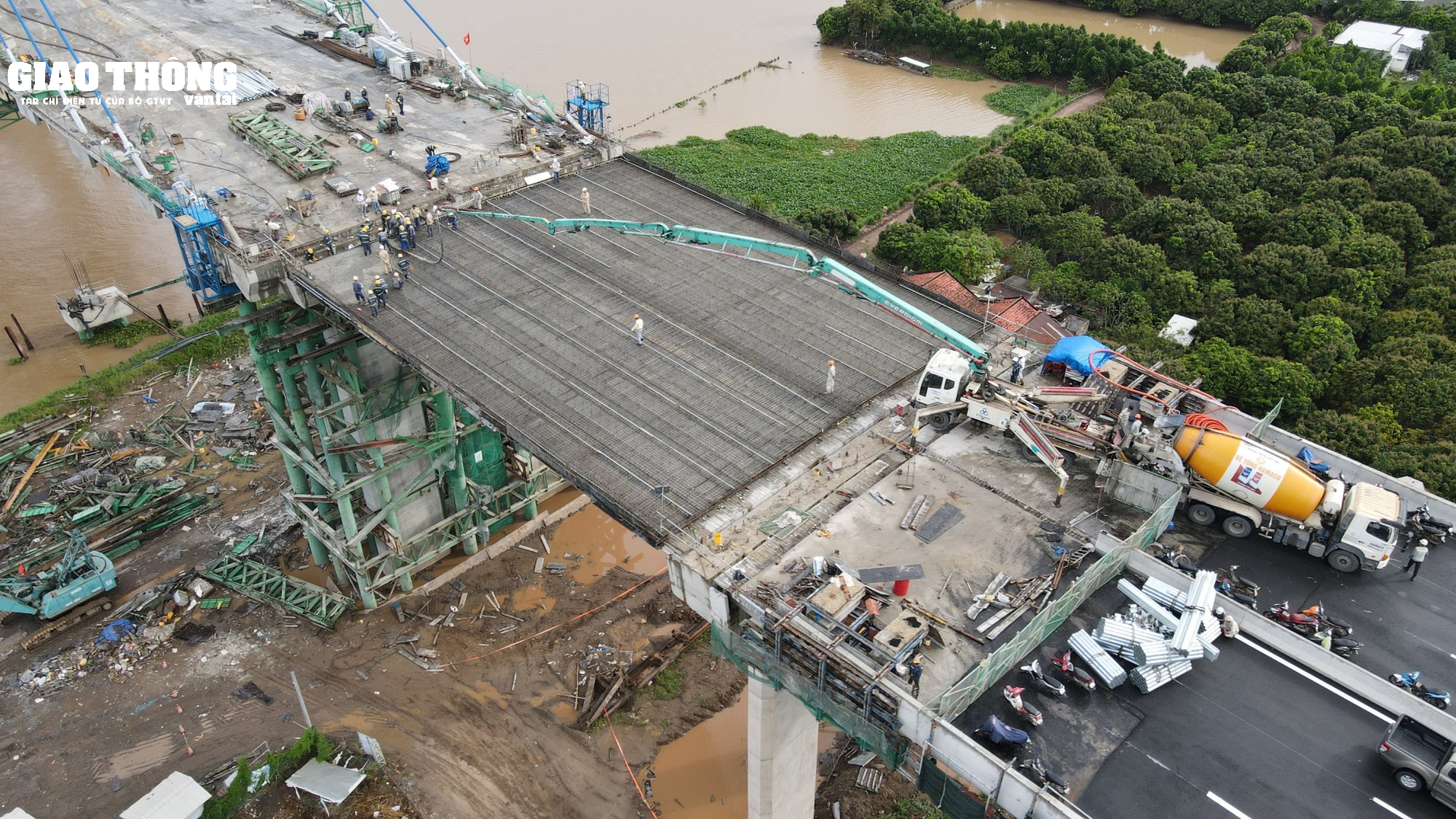 Xem nhà thầu thi công nối cầu Mỹ Thuận 2 vào bờ tiền Giang - Ảnh 4.
