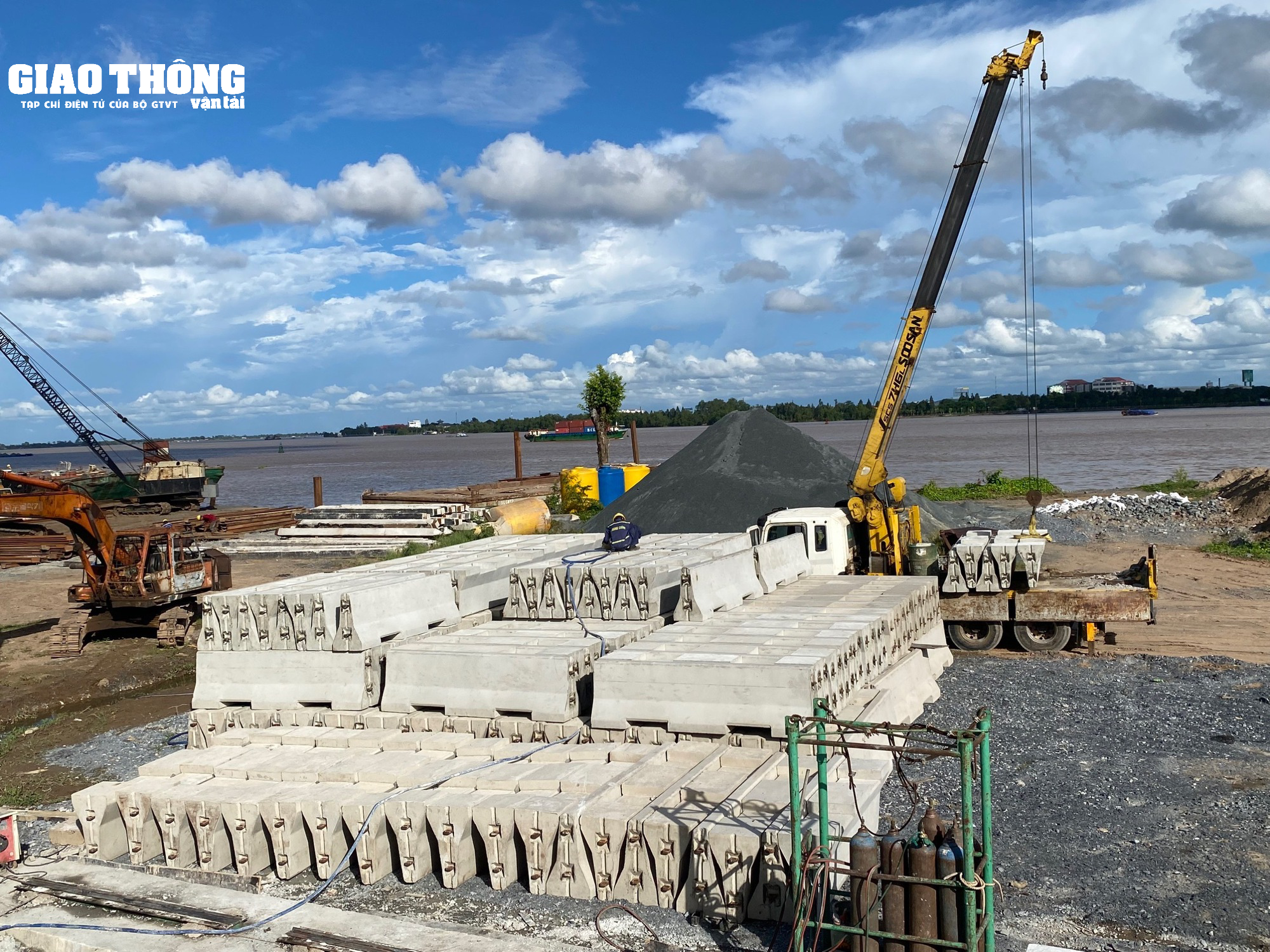 Xem nhà thầu thi công nối cầu Mỹ Thuận 2 vào bờ tiền Giang - Ảnh 13.