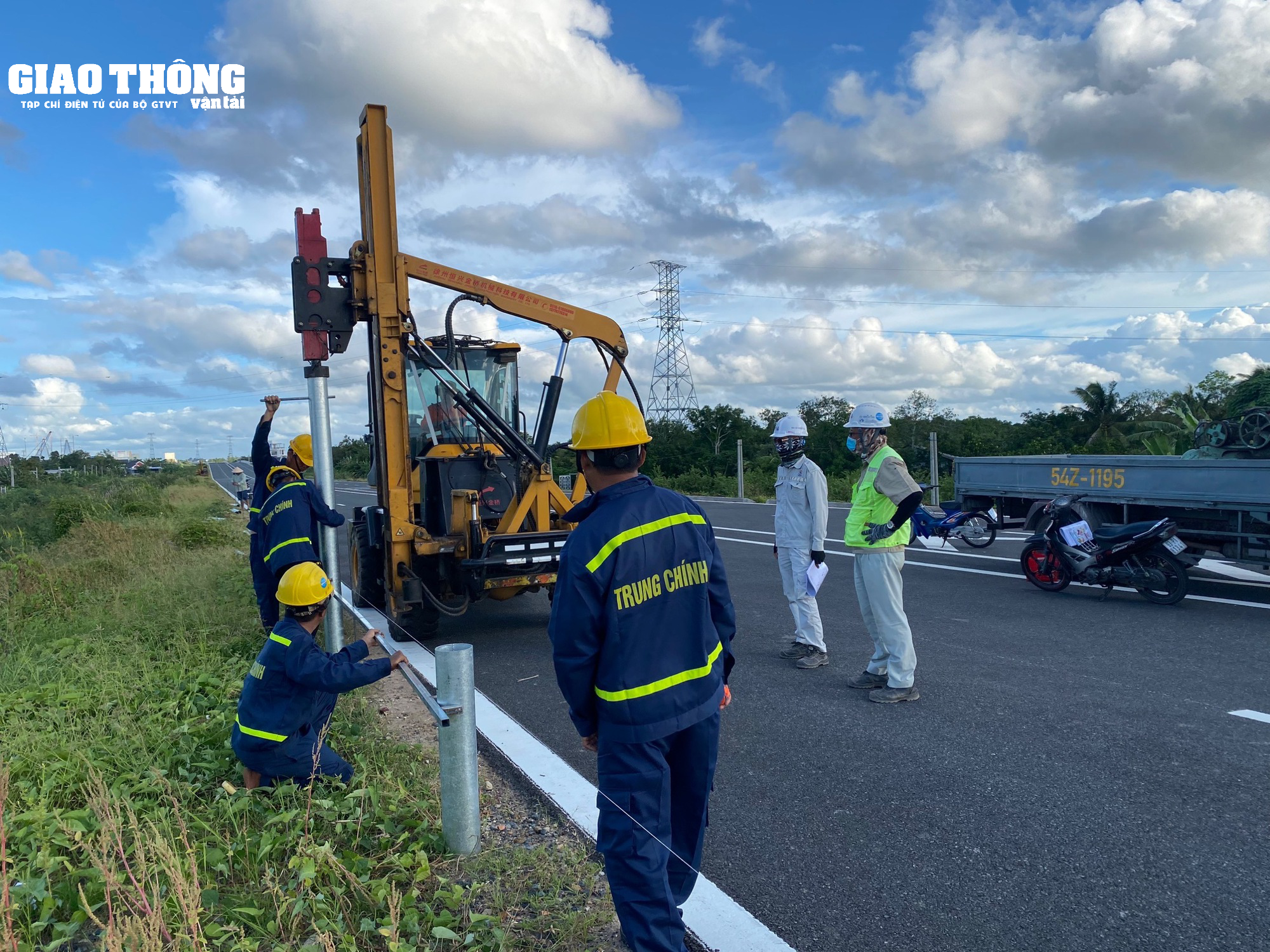 Xem nhà thầu thi công nối cầu Mỹ Thuận 2 vào bờ tiền Giang - Ảnh 11.