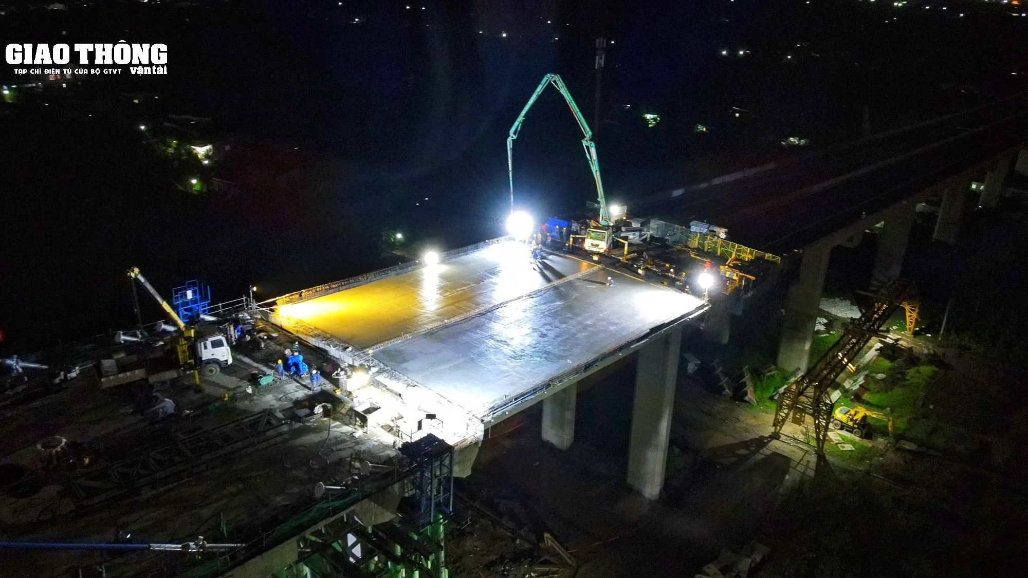 Xem nhà thầu thi công nối cầu Mỹ Thuận 2 vào bờ tiền Giang - Ảnh 6.