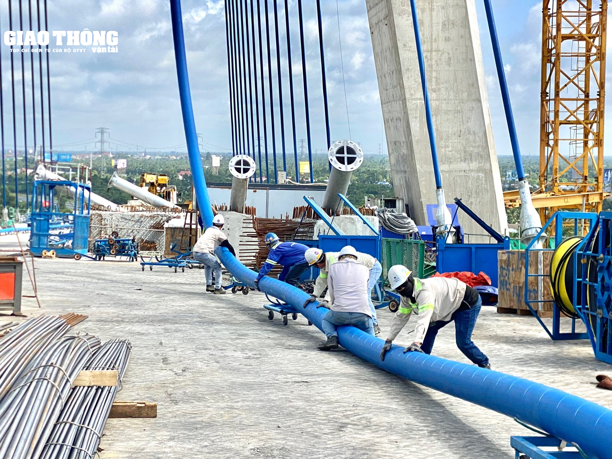 Xem nhà thầu thi công nối cầu Mỹ Thuận 2 vào bờ tiền Giang - Ảnh 8.