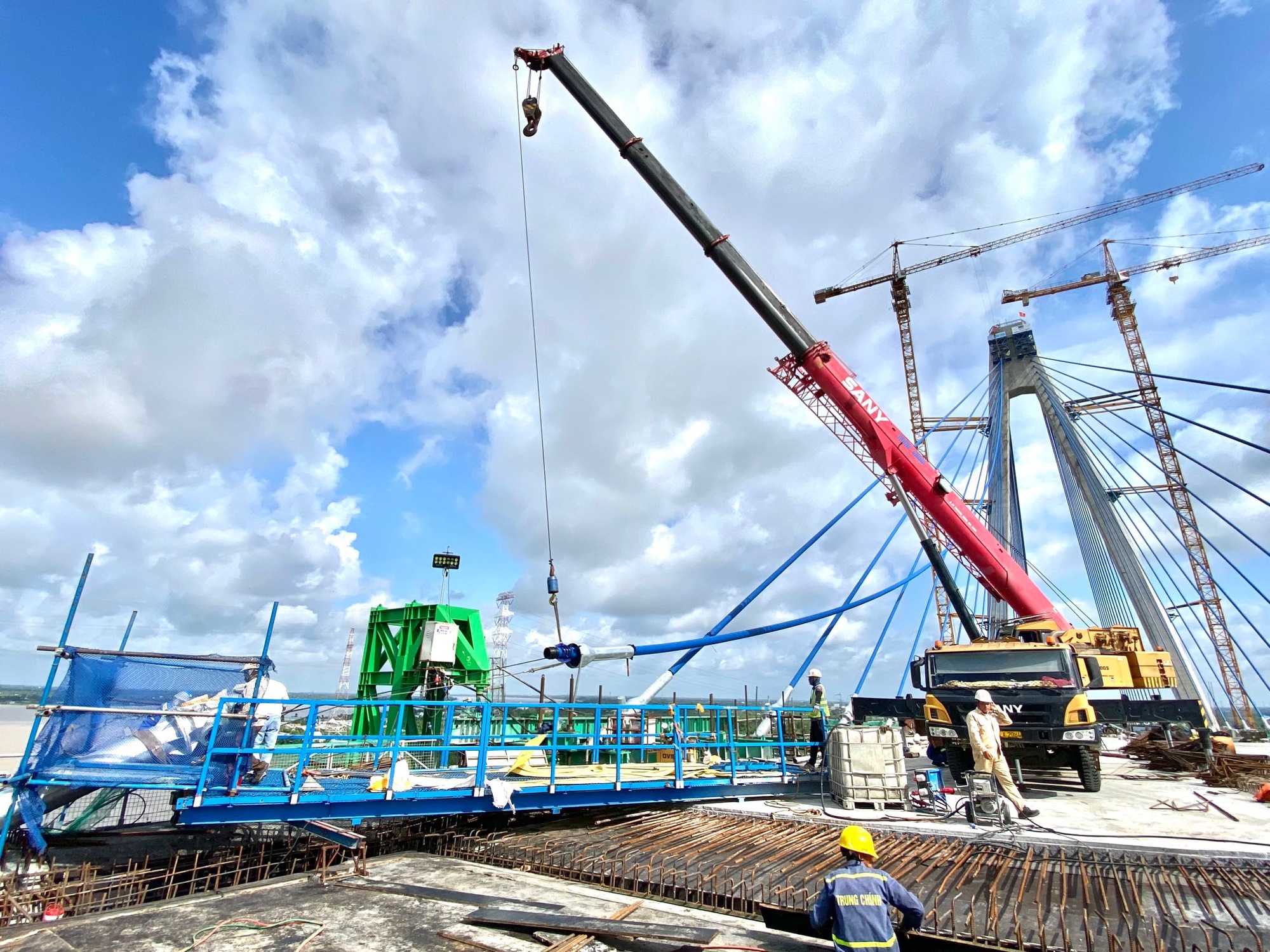 Xem nhà thầu thi công nối cầu Mỹ Thuận 2 vào bờ tiền Giang - Ảnh 12.