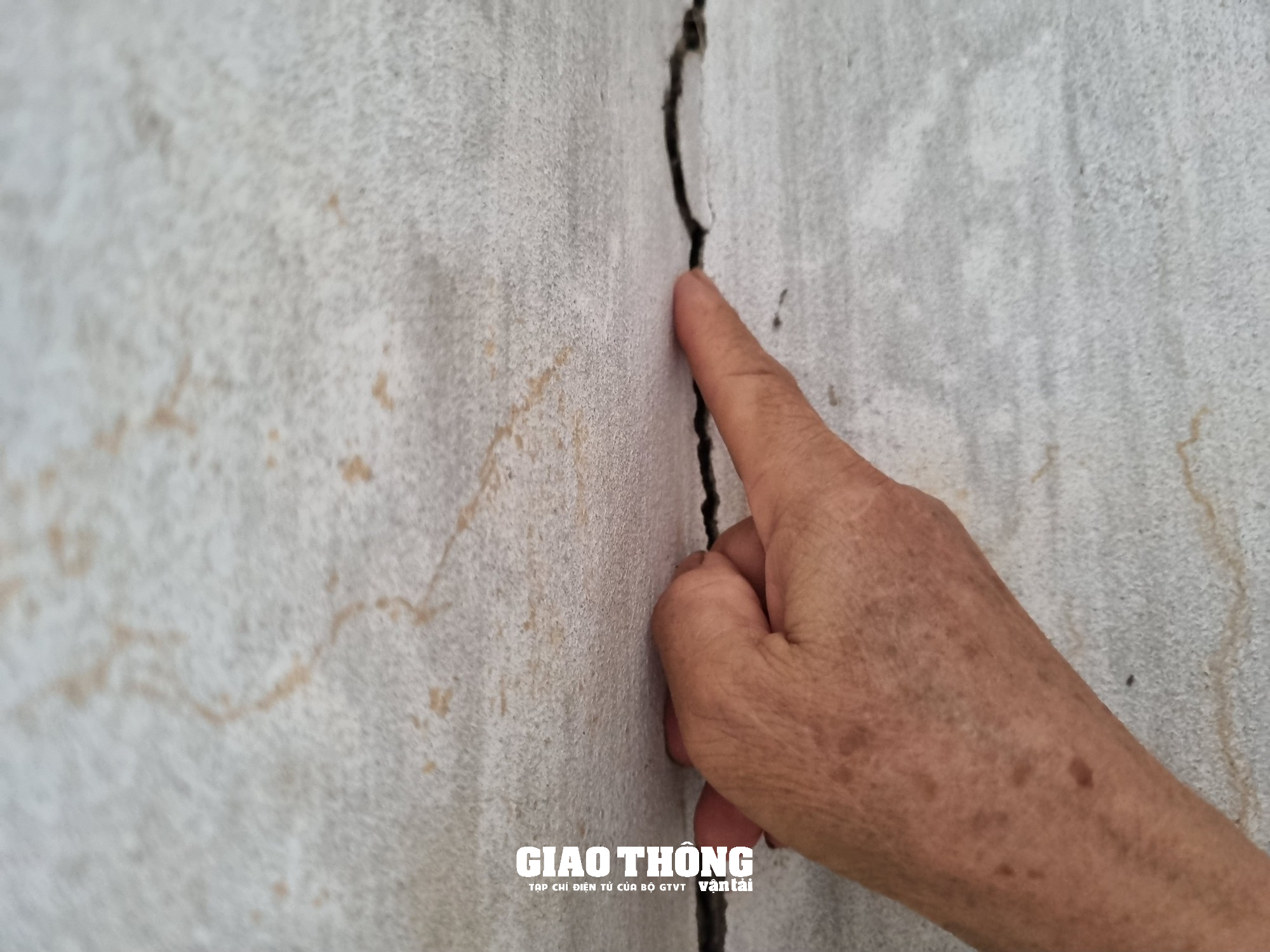 Cầu xây xong, người dân nhiều năm vẫn chưa nhận được tiền đền bù - Ảnh 2.