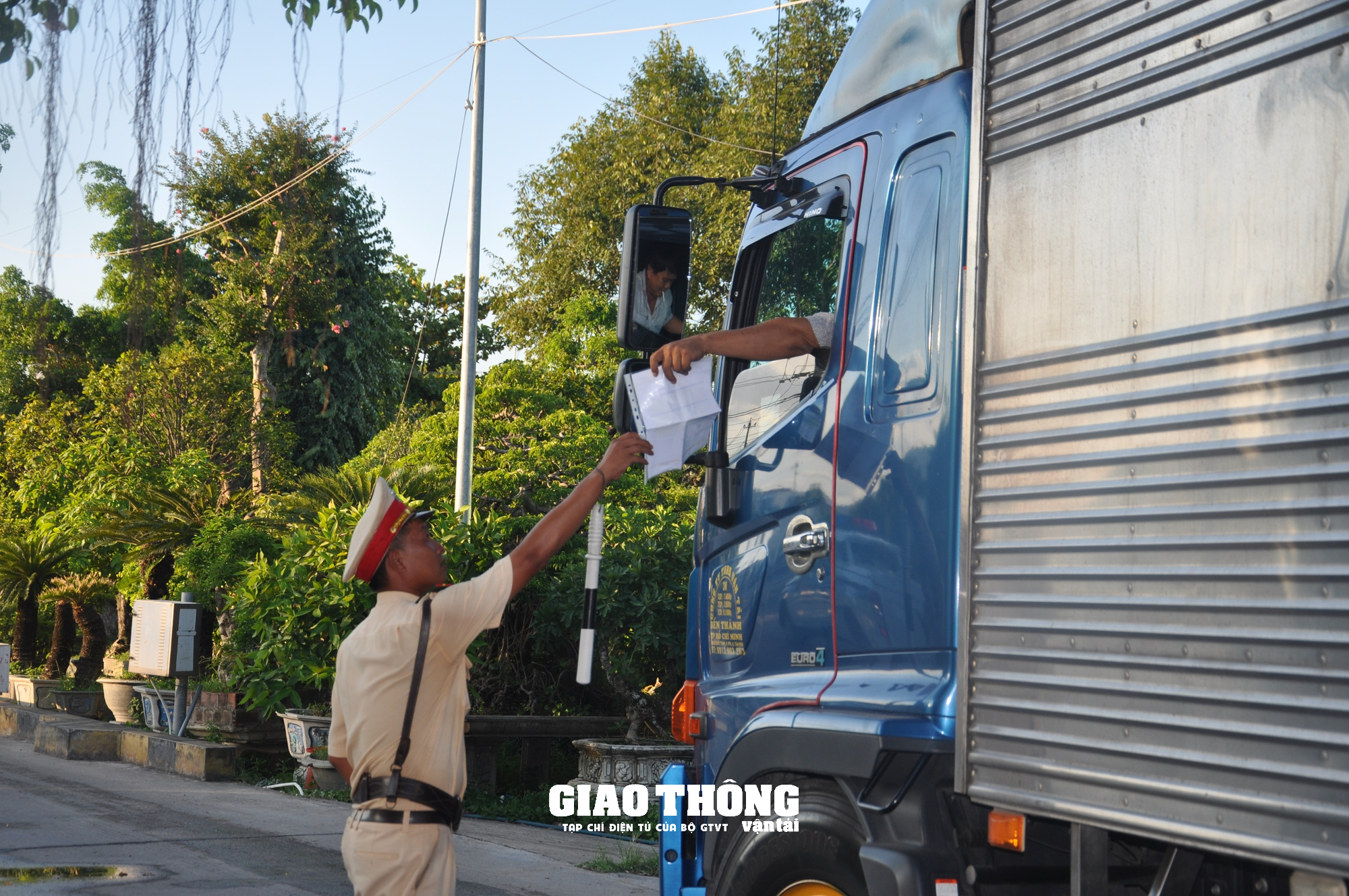 Video CSGT Bình Định xử lý nhiều xe quá tải, xe khách vi phạm - Ảnh 5. Video CSGT Bình Định xử lý nhiều xe quá tải, xe khách vi phạm - Ảnh 5.