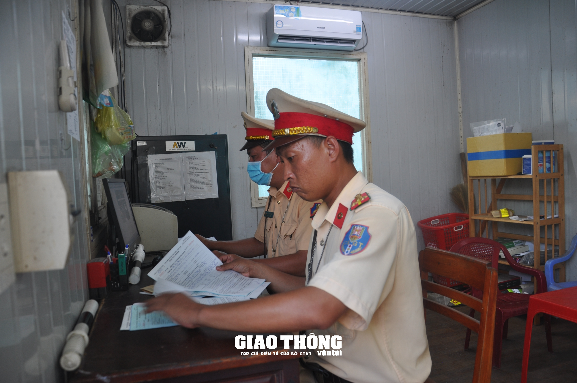 Video CSGT Bình Định xử lý nhiều xe quá tải, xe khách vi phạm - Ảnh 15. Video CSGT Bình Định xử lý nhiều xe quá tải, xe khách vi phạm - Ảnh 15.