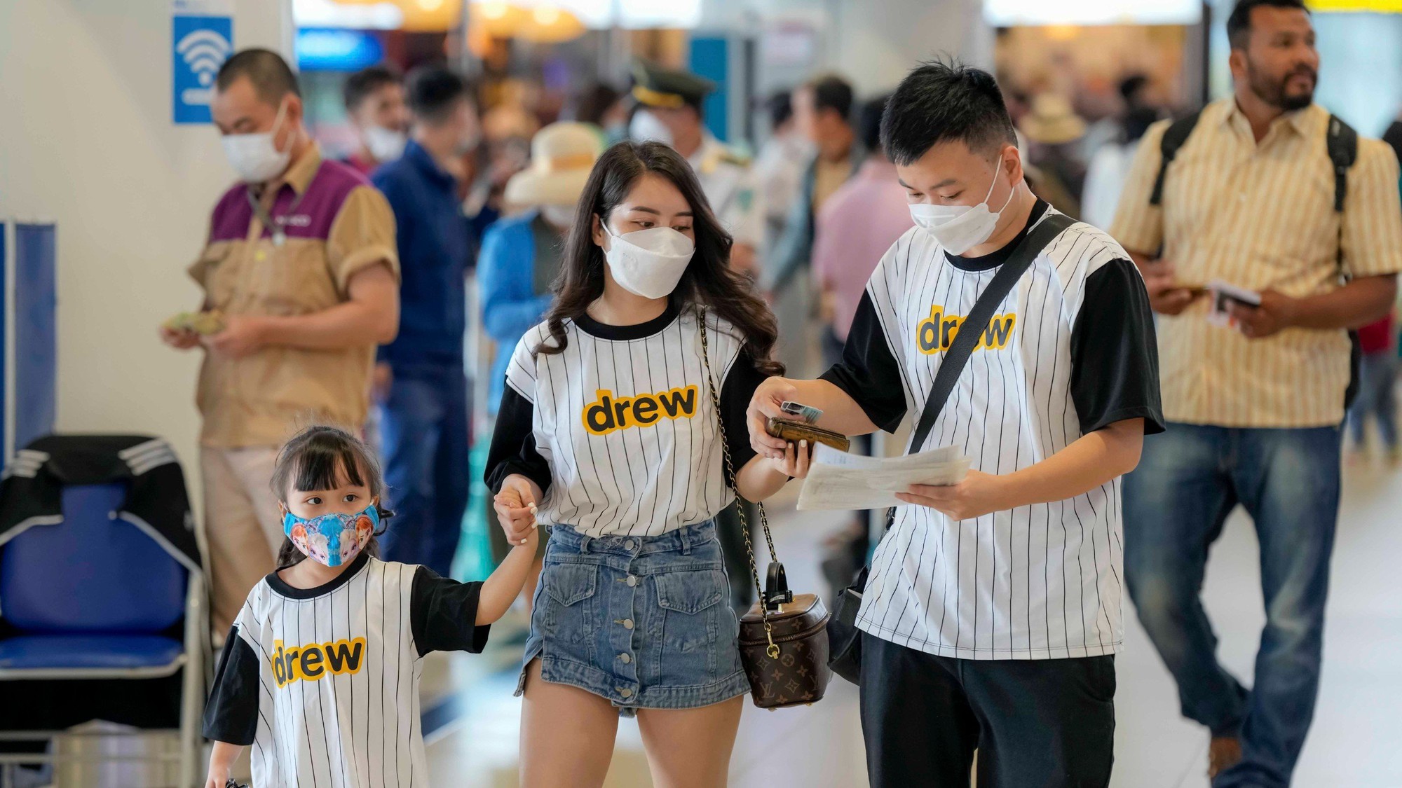 Lượng khách "khủng" dự kiến đến Nội Bài dịp nghỉ lễ 2/9, cần lưu ý gì khi làm thủ tục? - Ảnh 4. Lượng khách "khủng" dự kiến đến Nội Bài dịp nghỉ lễ 2/9, cần lưu ý gì khi làm thủ tục? - Ảnh 4.