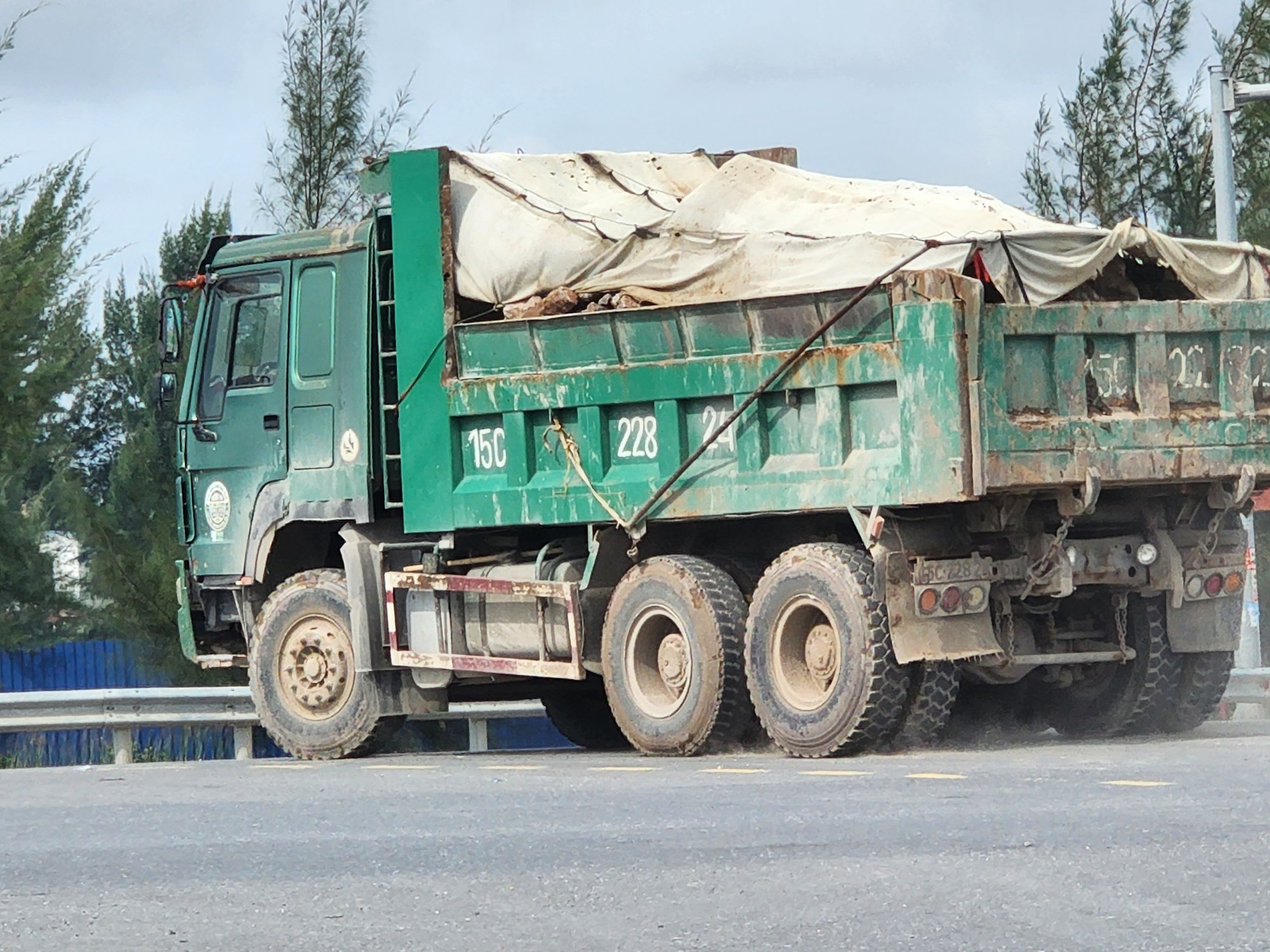 Hải Phòng: Xe tải "hổ vồ" có dấu hiệu cơi nới, chở bùn không đảm bảo ATGT - Ảnh 1.
