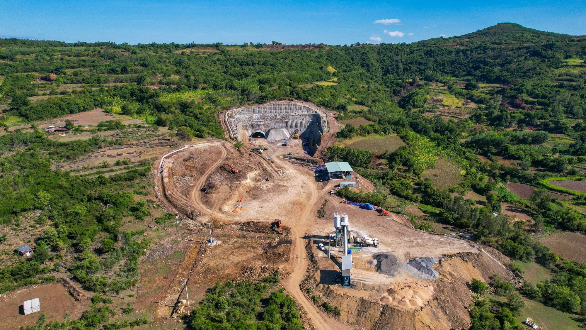  Thêm một cửa hầm trên cao tốc Bắc - Nam đoạn Chí Thạnh - Vân Phong được mở - Ảnh 5.