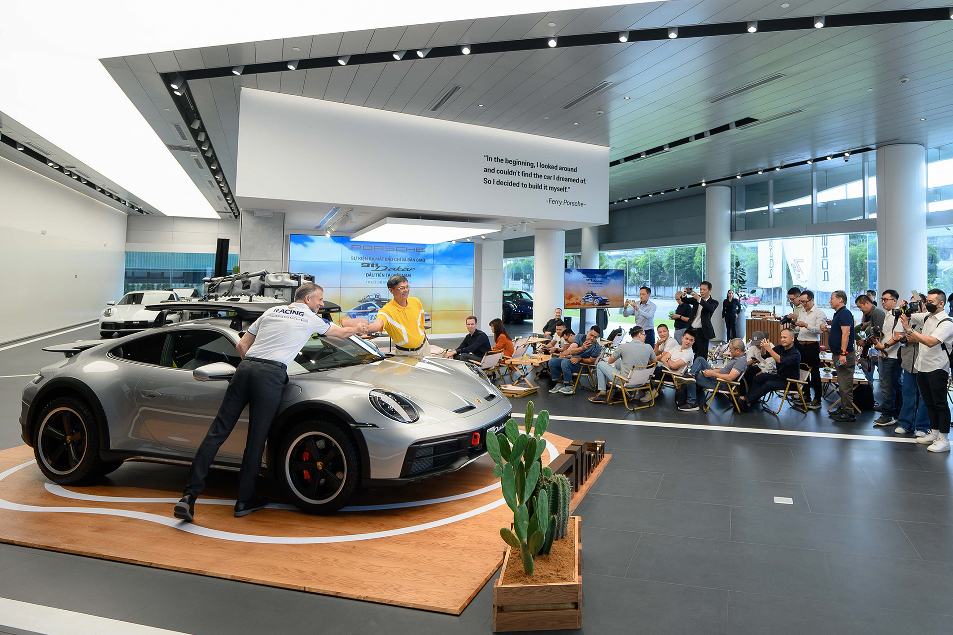 Porsche 911 Dakar đầu tiên về Việt Nam, giá hơn 16 tỷ đồng - Ảnh 6.