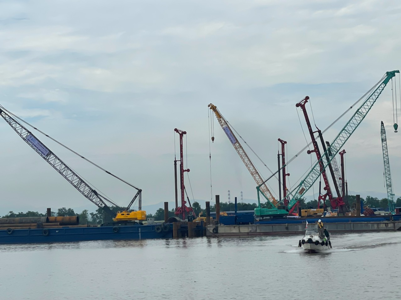 Ảnh: Hai nhà thầu lớn làm cầu dây văng hơn 2.000 tỷ đồng có tiến độ ngắn kỷ lục - Ảnh 2.