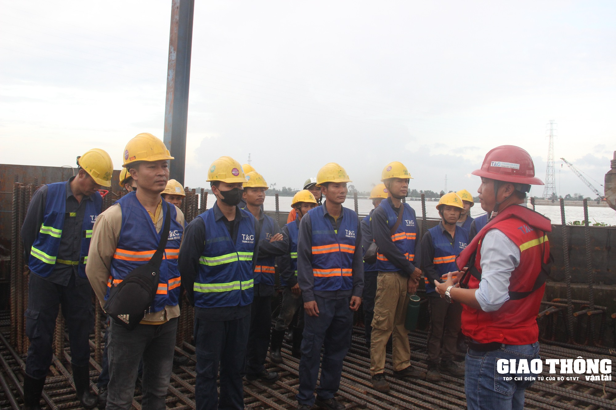 Ảnh: Cầu Rạch Miễu 2 thi công vượt tiến độ, hai bệ trụ vươn khỏi mặt nước sông Tiền - Ảnh 10. Ảnh: Cầu Rạch Miễu 2 thi công vượt tiến độ, hai bệ trụ vươn khỏi mặt nước sông Tiền - Ảnh 10.