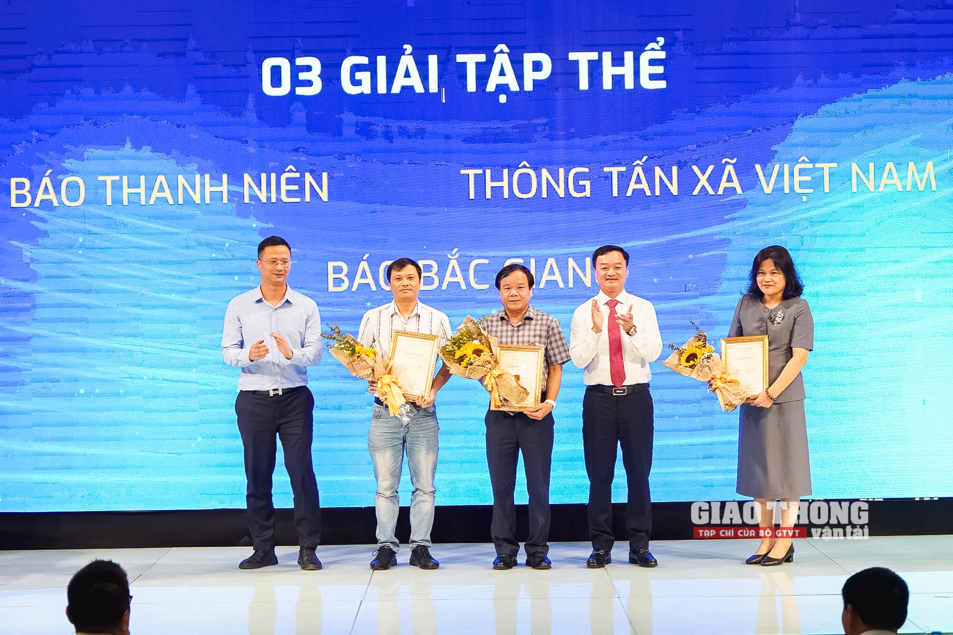 Loạt bài học lái xe theo DAT của Tạp chí GTVT giành giải Báo chí viết về ngành GTVT lần thứ IV - Ảnh 4.