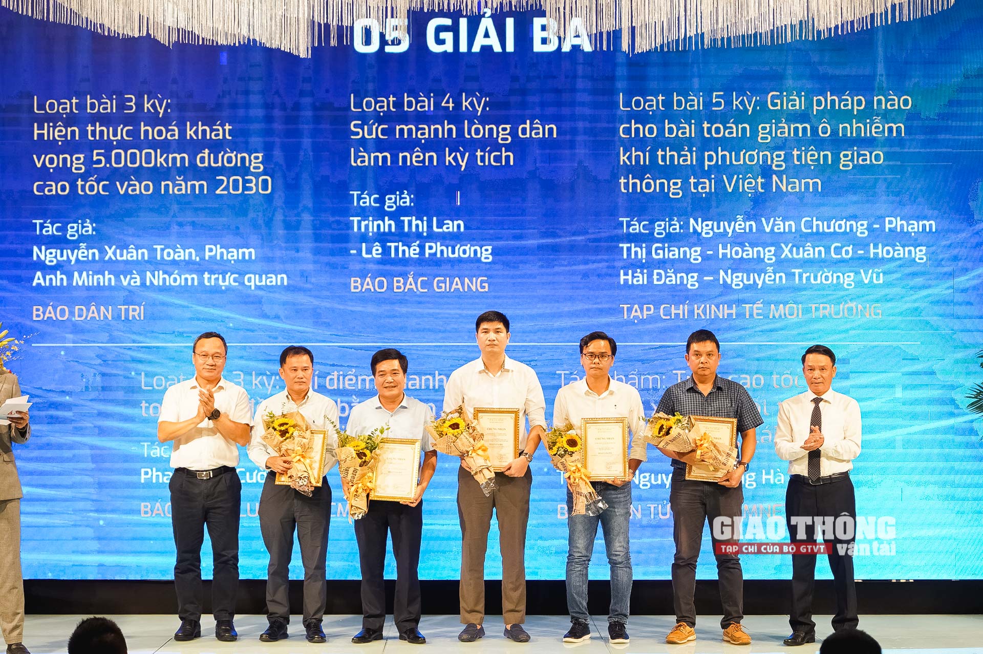 Loạt bài học lái xe theo DAT của Tạp chí GTVT giành giải Báo chí viết về ngành GTVT lần thứ IV - Ảnh 7.