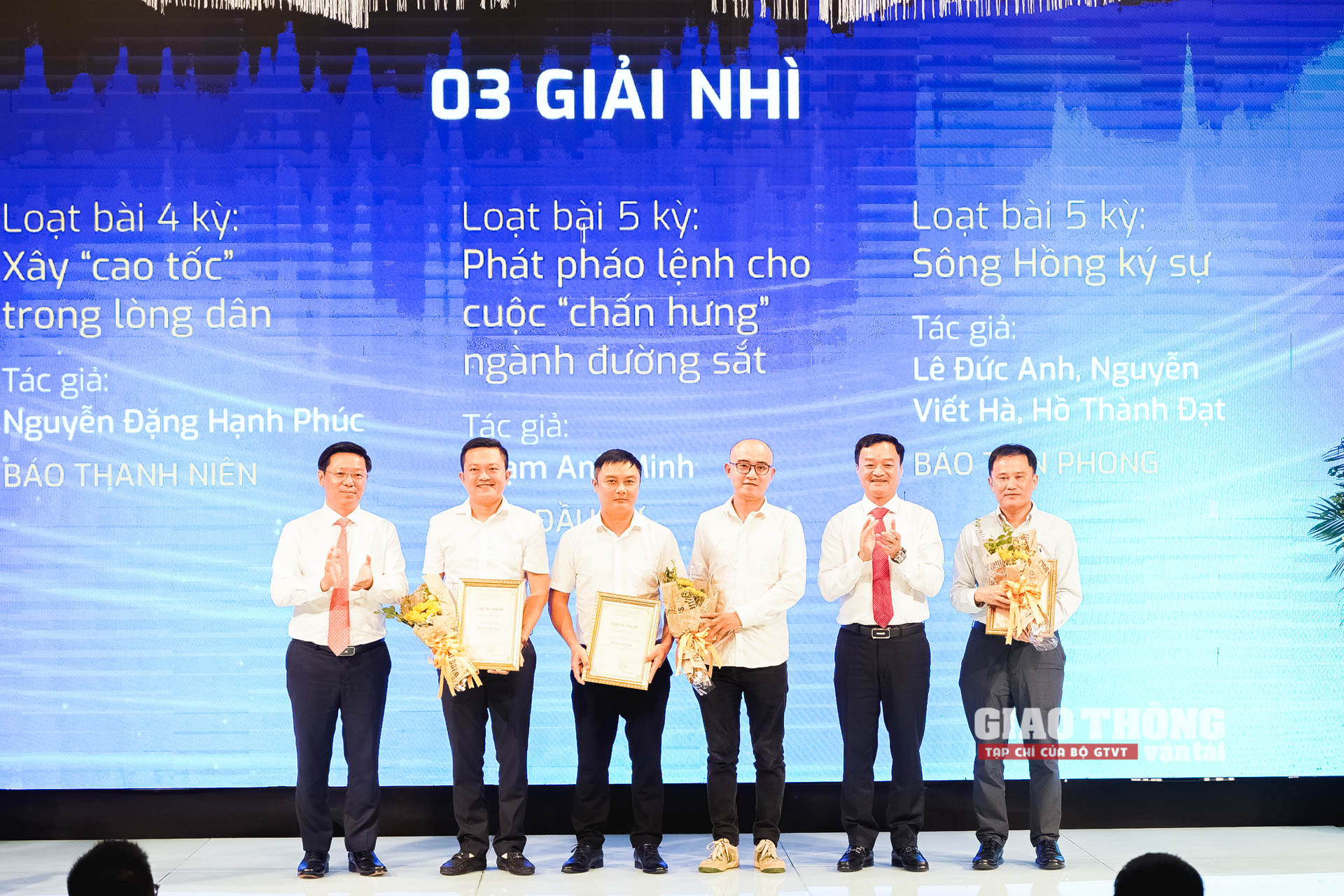 Loạt bài học lái xe theo DAT của Tạp chí GTVT giành giải Báo chí viết về ngành GTVT lần thứ IV - Ảnh 8.