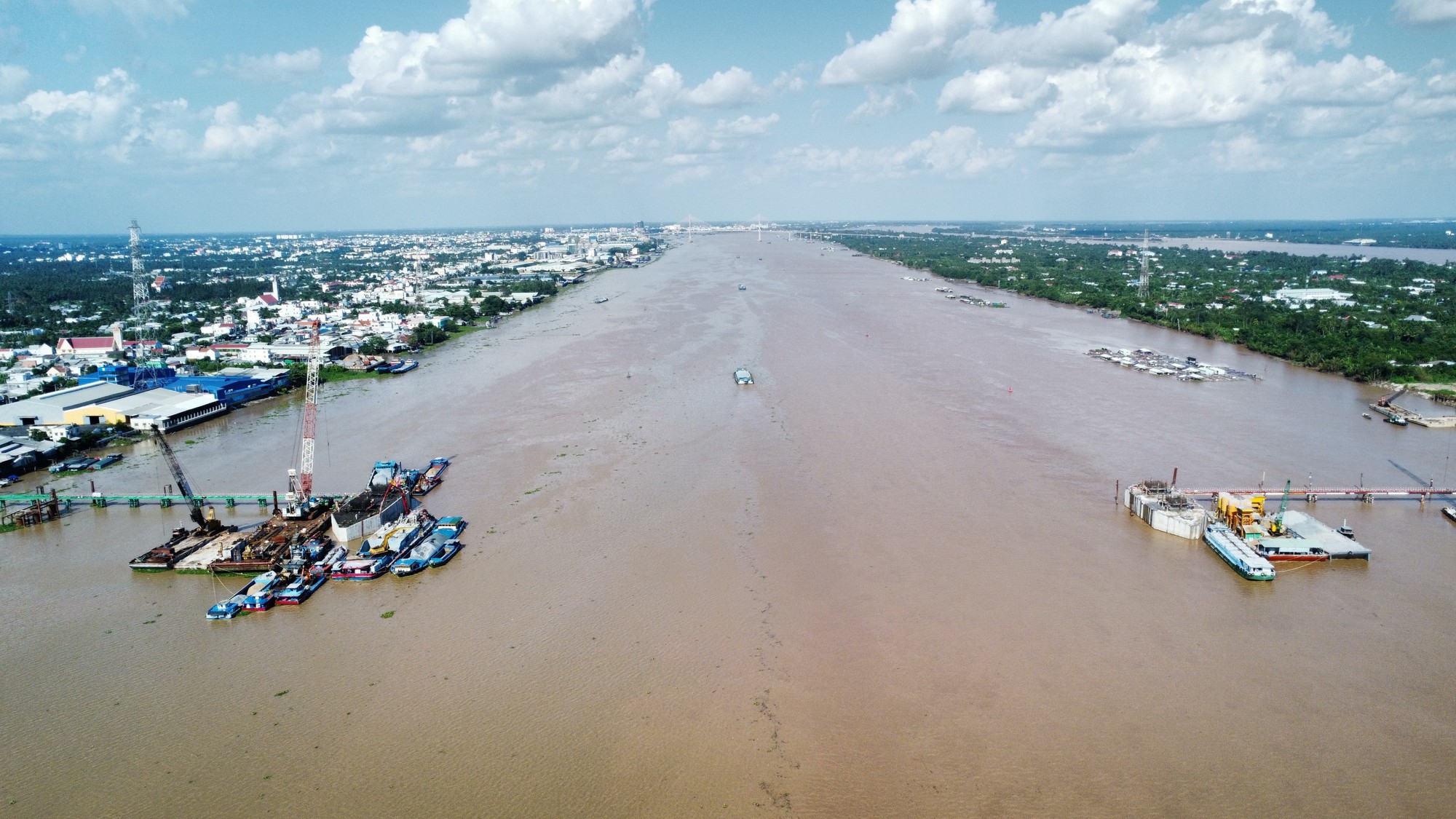 Ảnh: Cầu Rạch Miễu 2 thi công vượt tiến độ, hai bệ trụ vươn khỏi mặt nước sông Tiền - Ảnh 1. Ảnh: Cầu Rạch Miễu 2 thi công vượt tiến độ, hai bệ trụ vươn khỏi mặt nước sông Tiền - Ảnh 1.