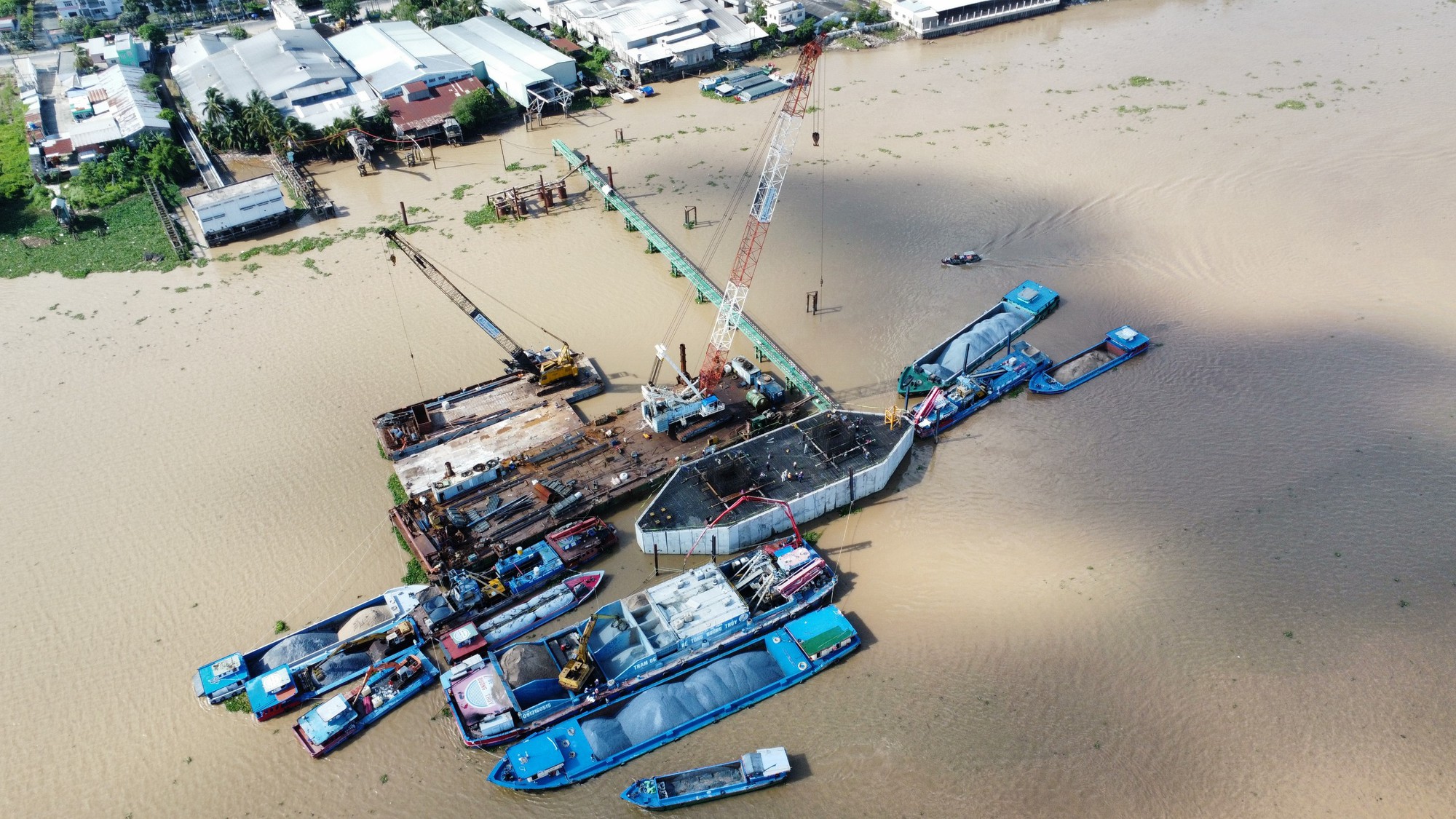 Ảnh: Cầu Rạch Miễu 2 thi công vượt tiến độ, hai bệ trụ vươn khỏi mặt nước sông Tiền - Ảnh 8. Ảnh: Cầu Rạch Miễu 2 thi công vượt tiến độ, hai bệ trụ vươn khỏi mặt nước sông Tiền - Ảnh 8.