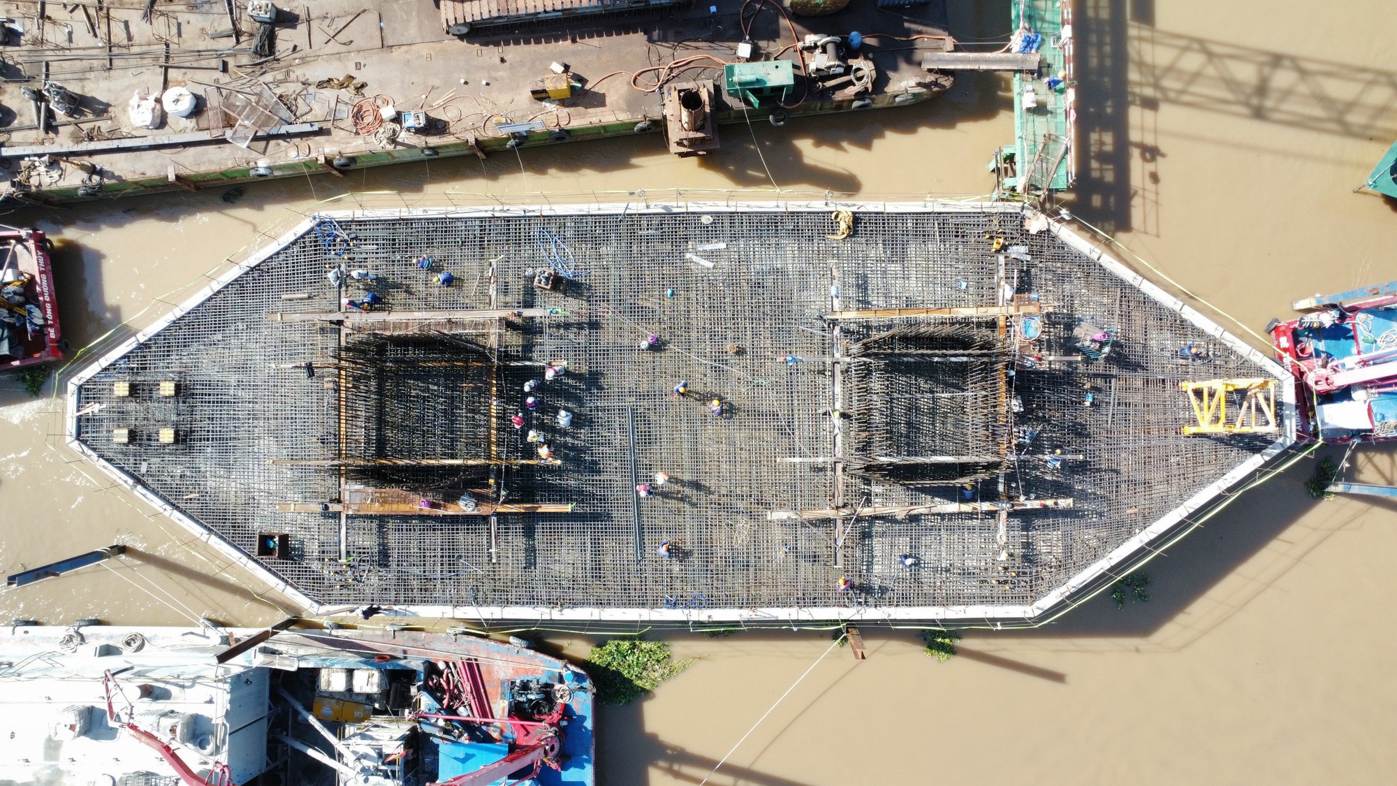 Ảnh: Cầu Rạch Miễu 2 thi công vượt tiến độ, hai bệ trụ vươn khỏi mặt nước sông Tiền - Ảnh 9. Ảnh: Cầu Rạch Miễu 2 thi công vượt tiến độ, hai bệ trụ vươn khỏi mặt nước sông Tiền - Ảnh 9.