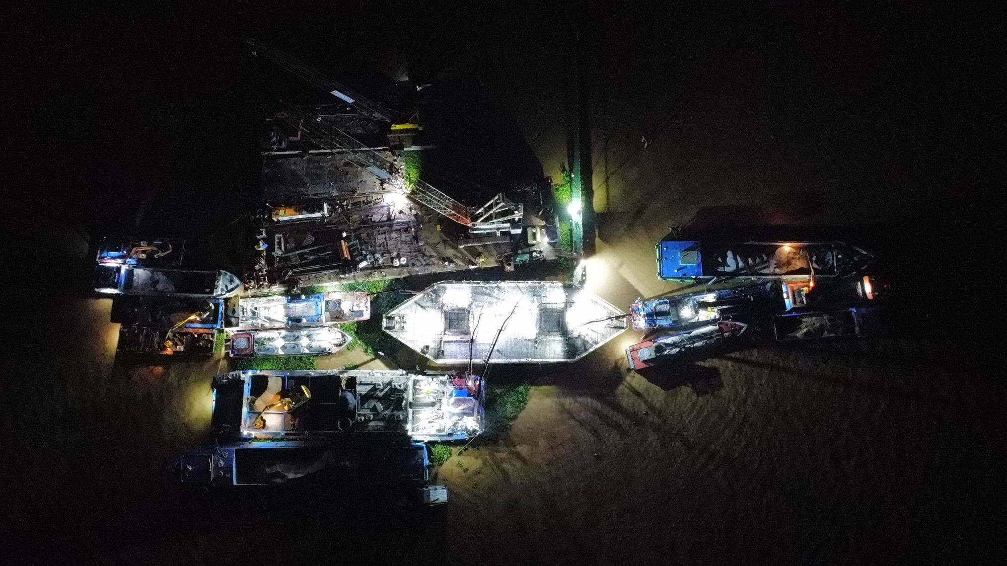 Ảnh: Cầu Rạch Miễu 2 thi công vượt tiến độ, hai bệ trụ vươn khỏi mặt nước sông Tiền - Ảnh 7. Ảnh: Cầu Rạch Miễu 2 thi công vượt tiến độ, hai bệ trụ vươn khỏi mặt nước sông Tiền - Ảnh 7.