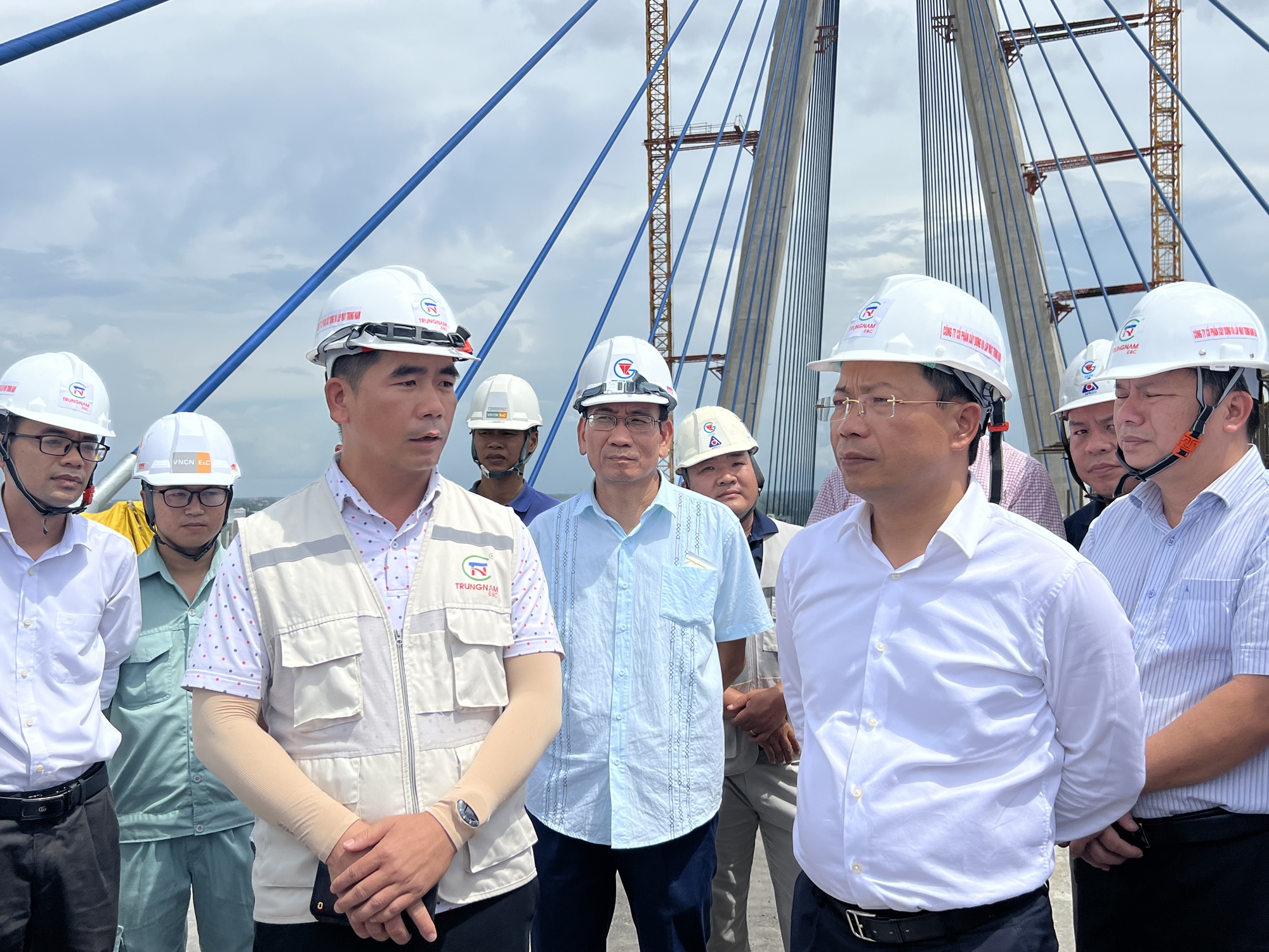 Bộ GTVT động viên tinh thần thi công cầu Mỹ Thuận 2  - Ảnh 2.