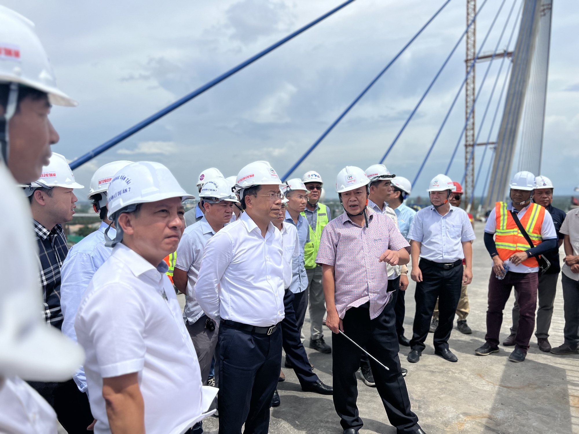 Bộ GTVT động viên tinh thần thi công cầu Mỹ Thuận 2  - Ảnh 1.