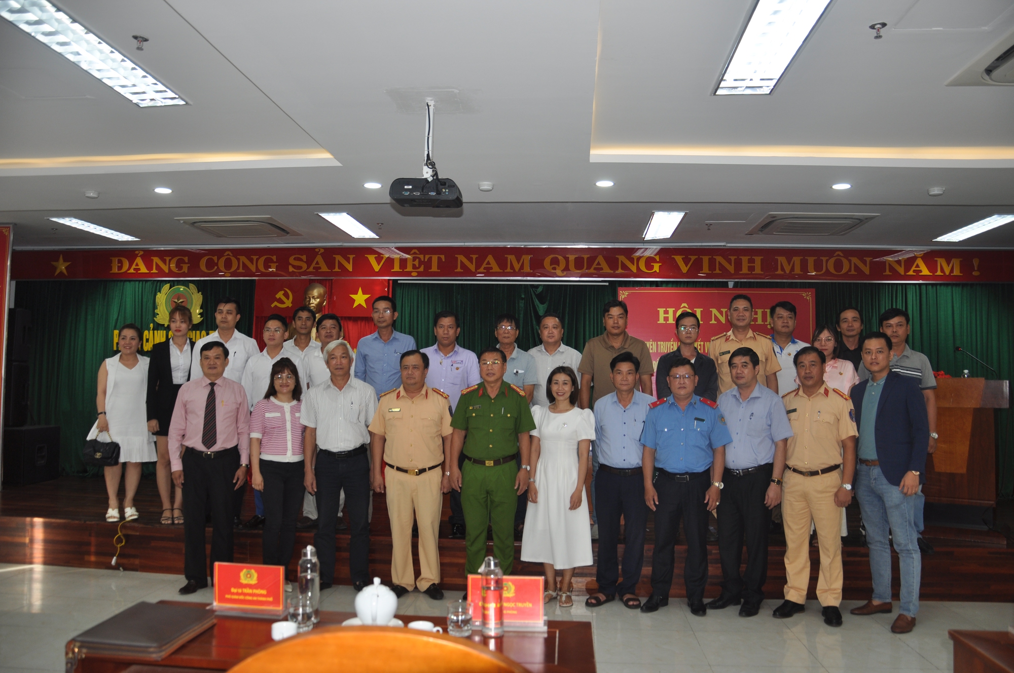 Doanh nghiệp vận tải du lịch ở Đà Nẵng cam kết chấp hành pháp luật về TTATGT - Ảnh 1.