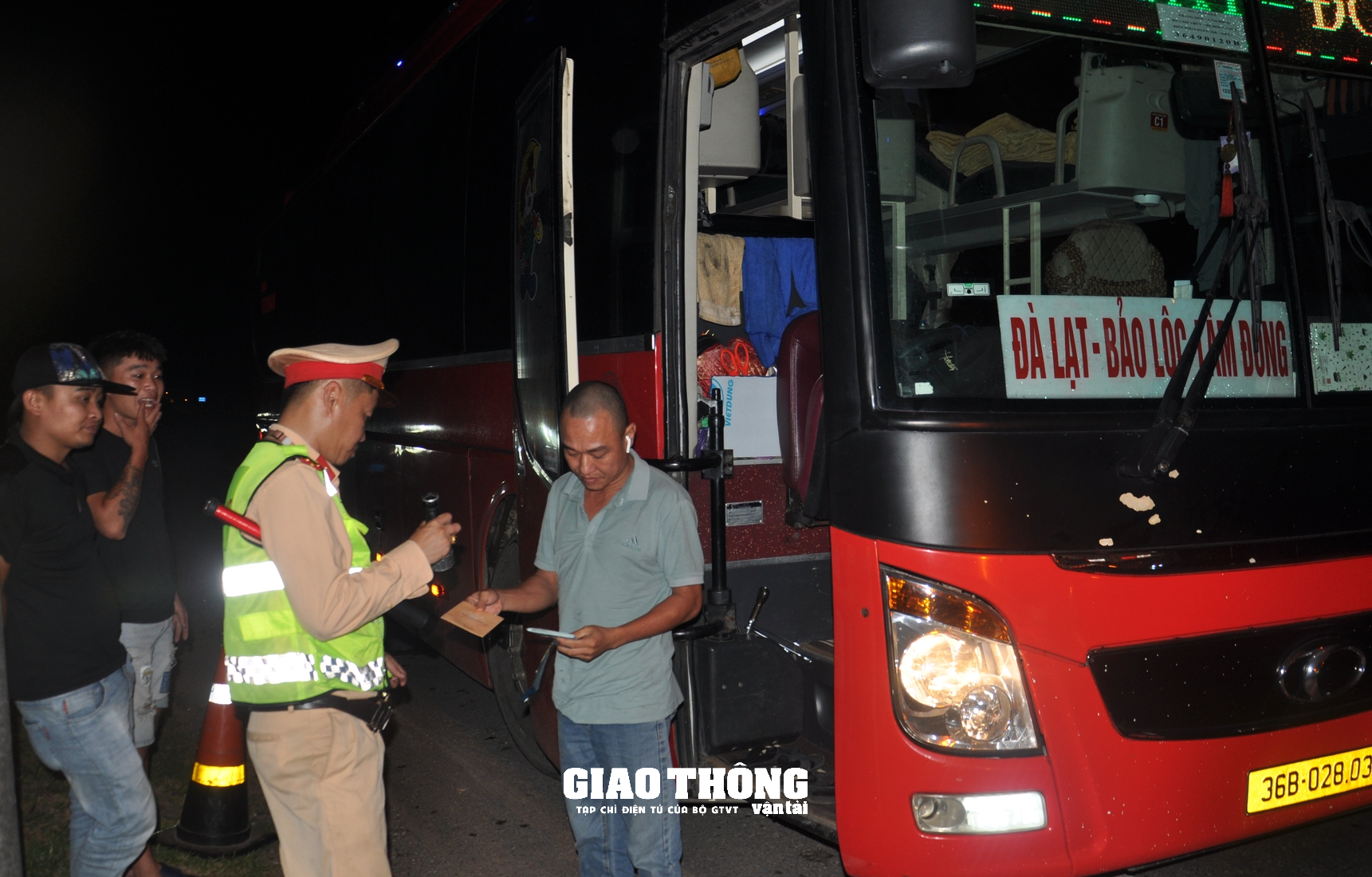 Sau 1 tháng ra quân, Đà Nẵng tổng kiểm soát xe khách, container thế nào? - Ảnh 1.