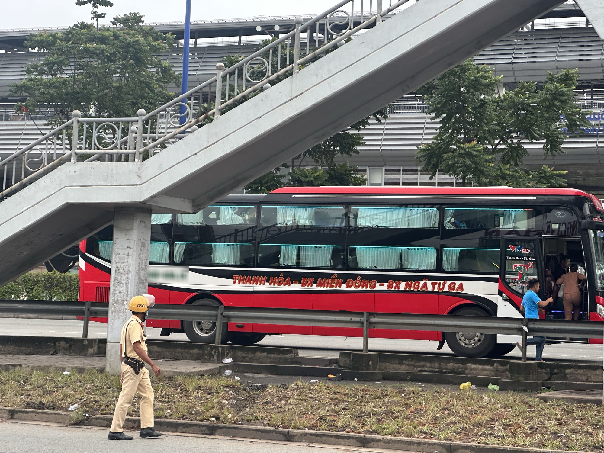 TP.HCM CSGT tăng cường kiểm tra, xử phạt xe khách vi phạm cao điểm lễ Quốc khánh 2/9 - Ảnh 2.