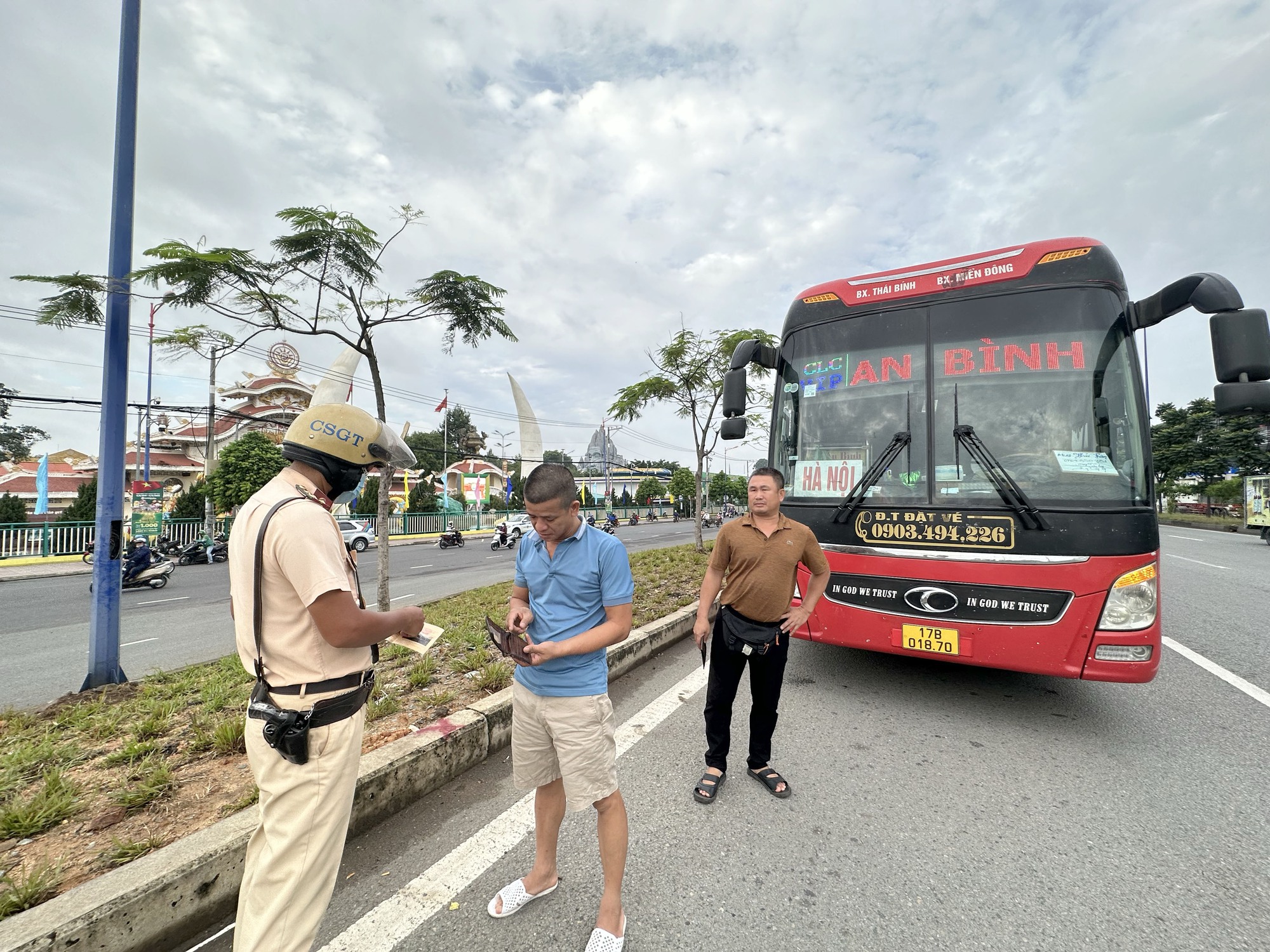 TP.HCM CSGT tăng cường kiểm tra, xử phạt xe khách vi phạm cao điểm lễ Quốc khánh 2/9 - Ảnh 3.