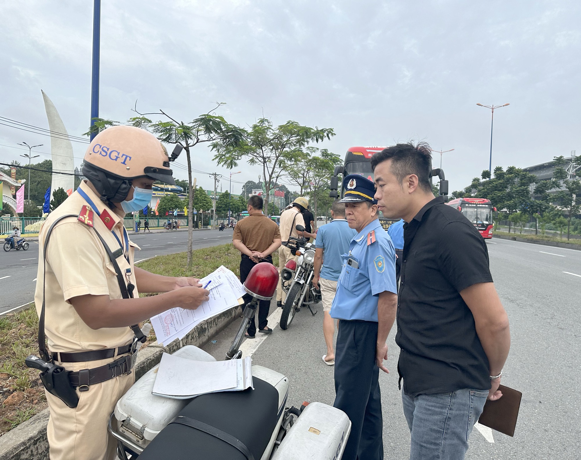 TP.HCM CSGT tăng cường kiểm tra, xử phạt xe khách vi phạm cao điểm lễ Quốc khánh 2/9 - Ảnh 4.