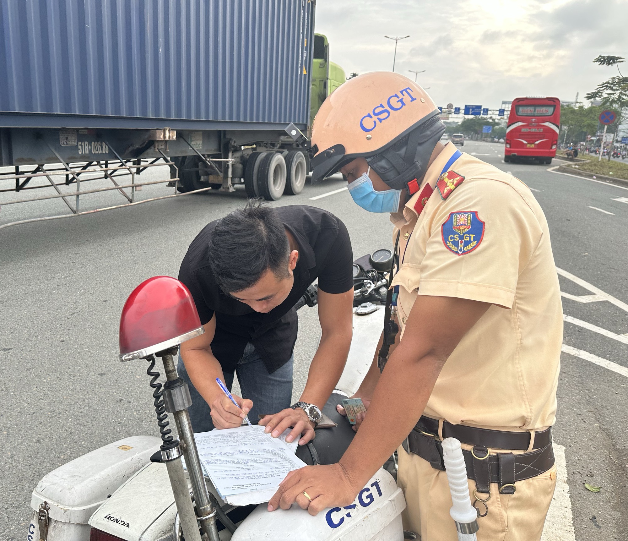 TP.HCM CSGT tăng cường kiểm tra, xử phạt xe khách vi phạm cao điểm lễ Quốc khánh 2/9 - Ảnh 6.